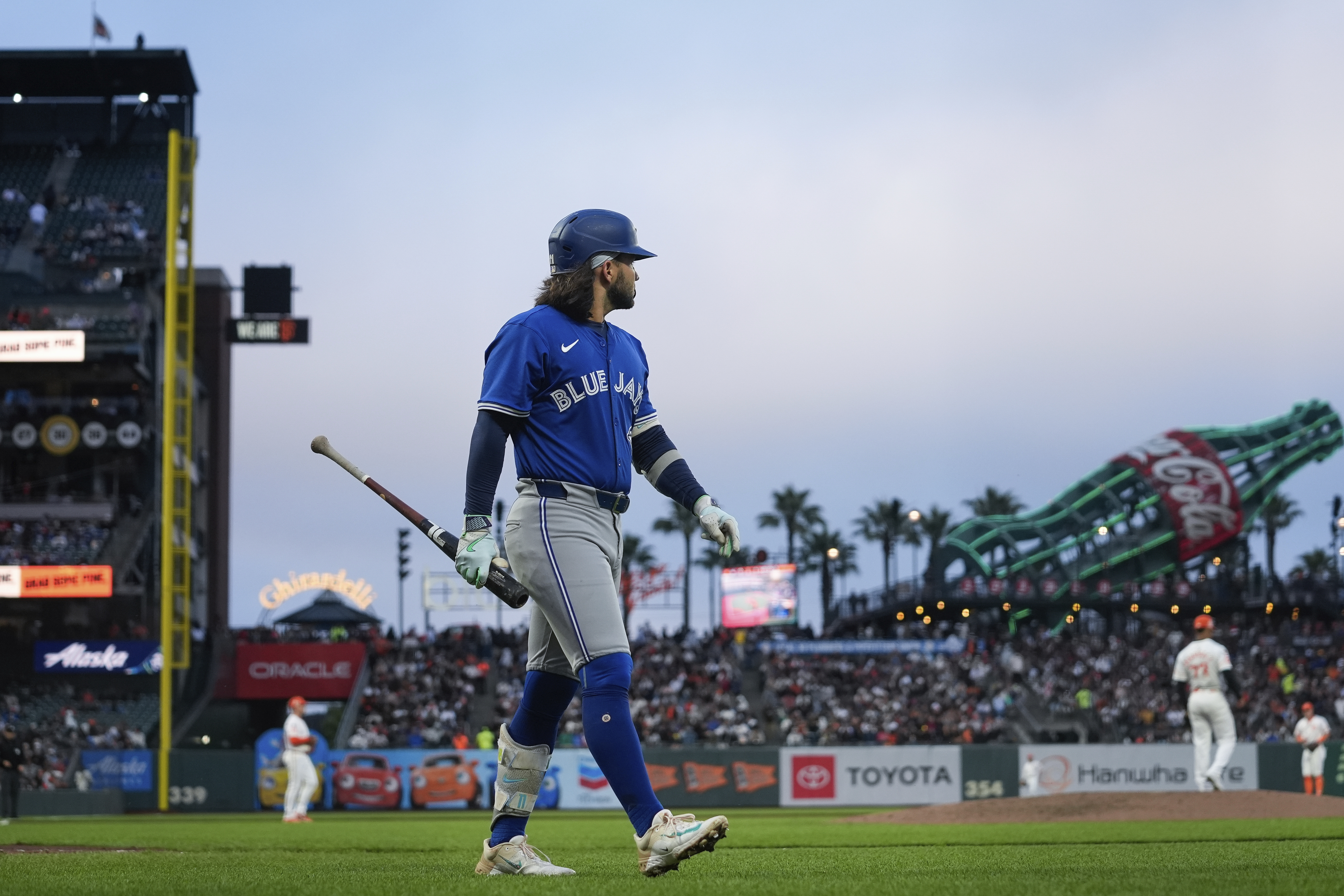 Blue Jays shortstop Bo Bichette leaves game against Tigers because of apparent right leg injury