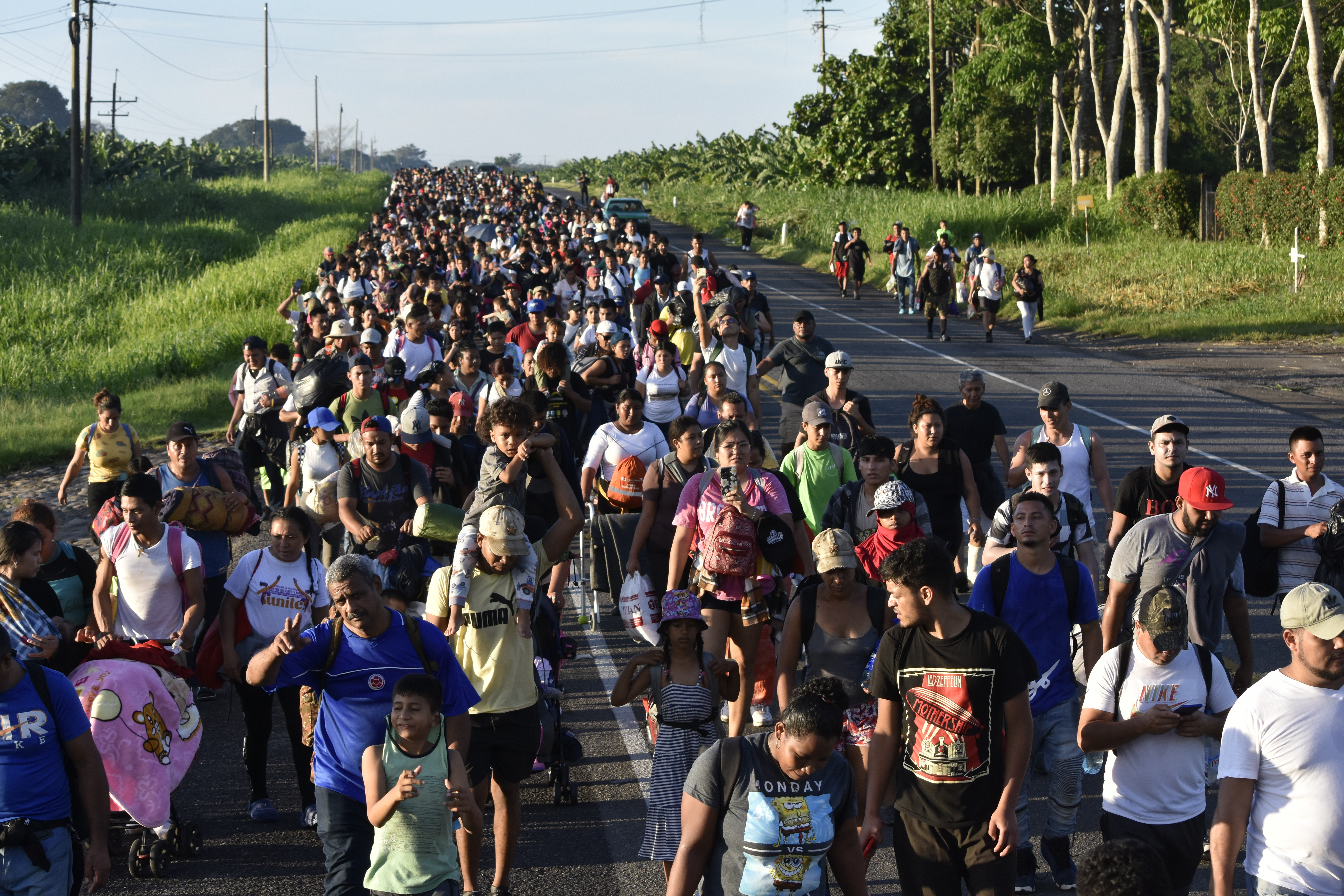 Cientos de migrantes parten a pie del sur de México en nueva caravana rumbo a la frontera con Estados Unidos