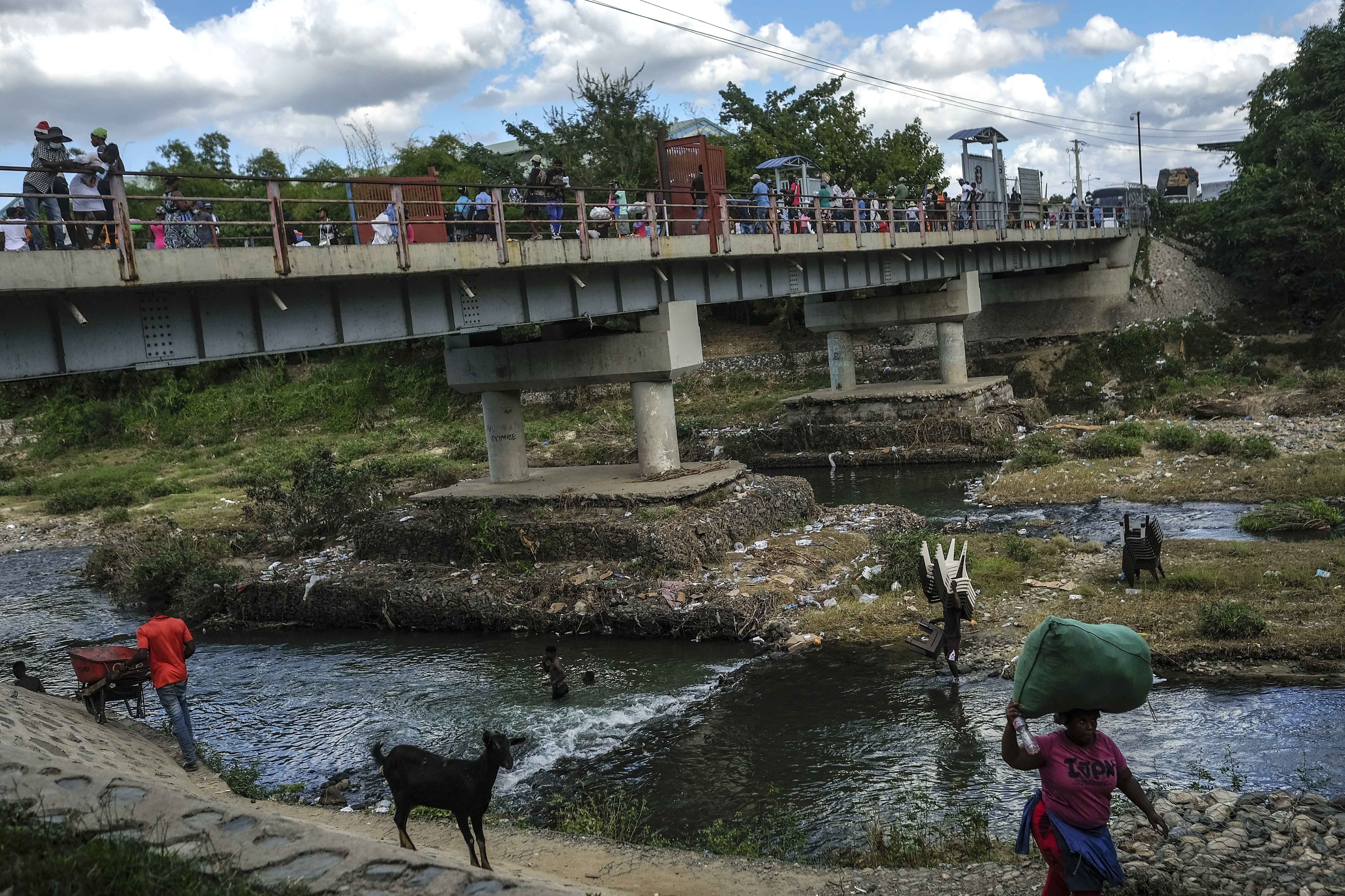 Haitian officials meet in Dominican Republic to prevent border closings  over canal dispute | AP News