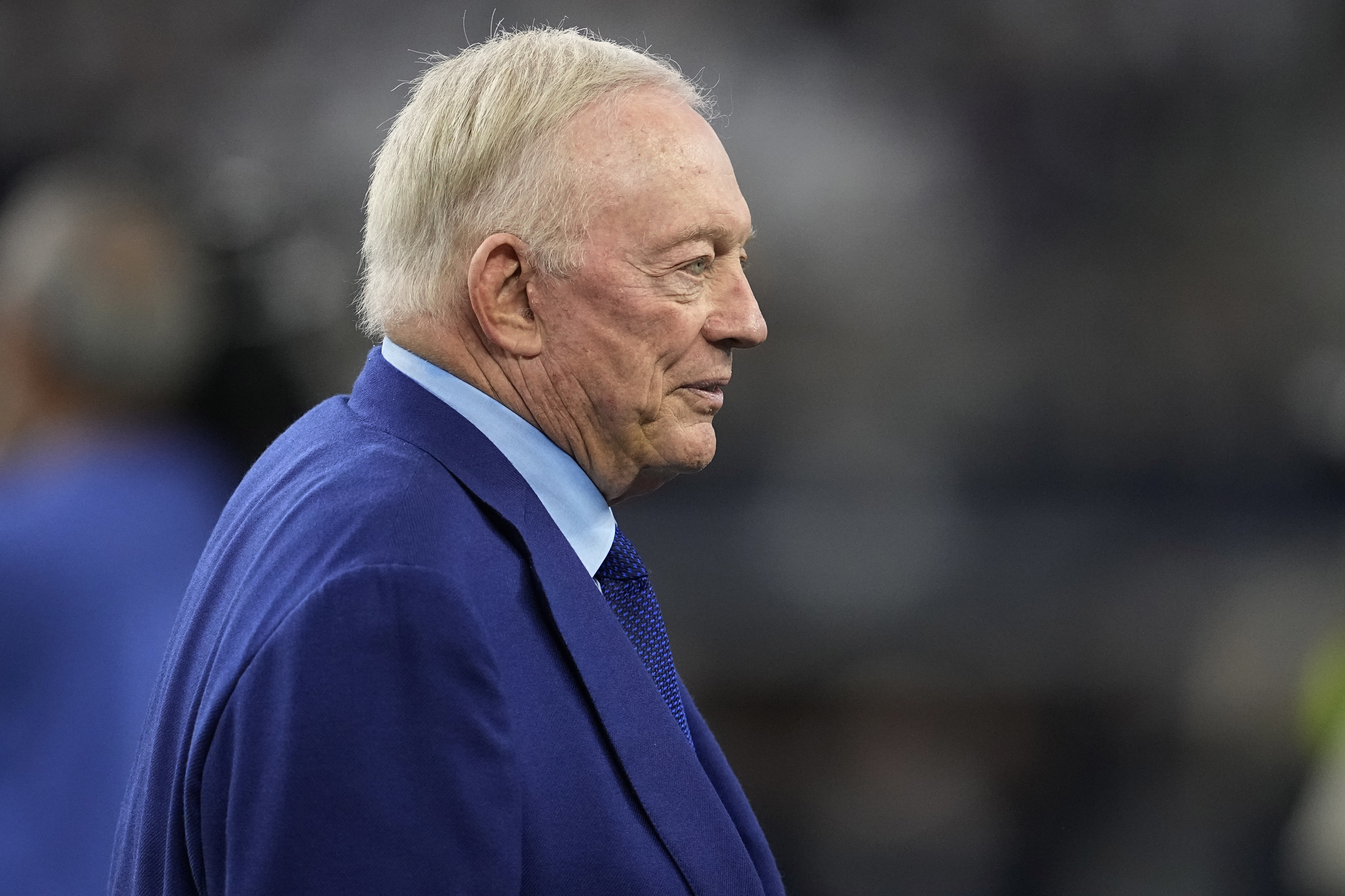 Cowboys owner Jerry Jones still loves the spotlight in his 80s, despite  reasons to shrink from it | AP News