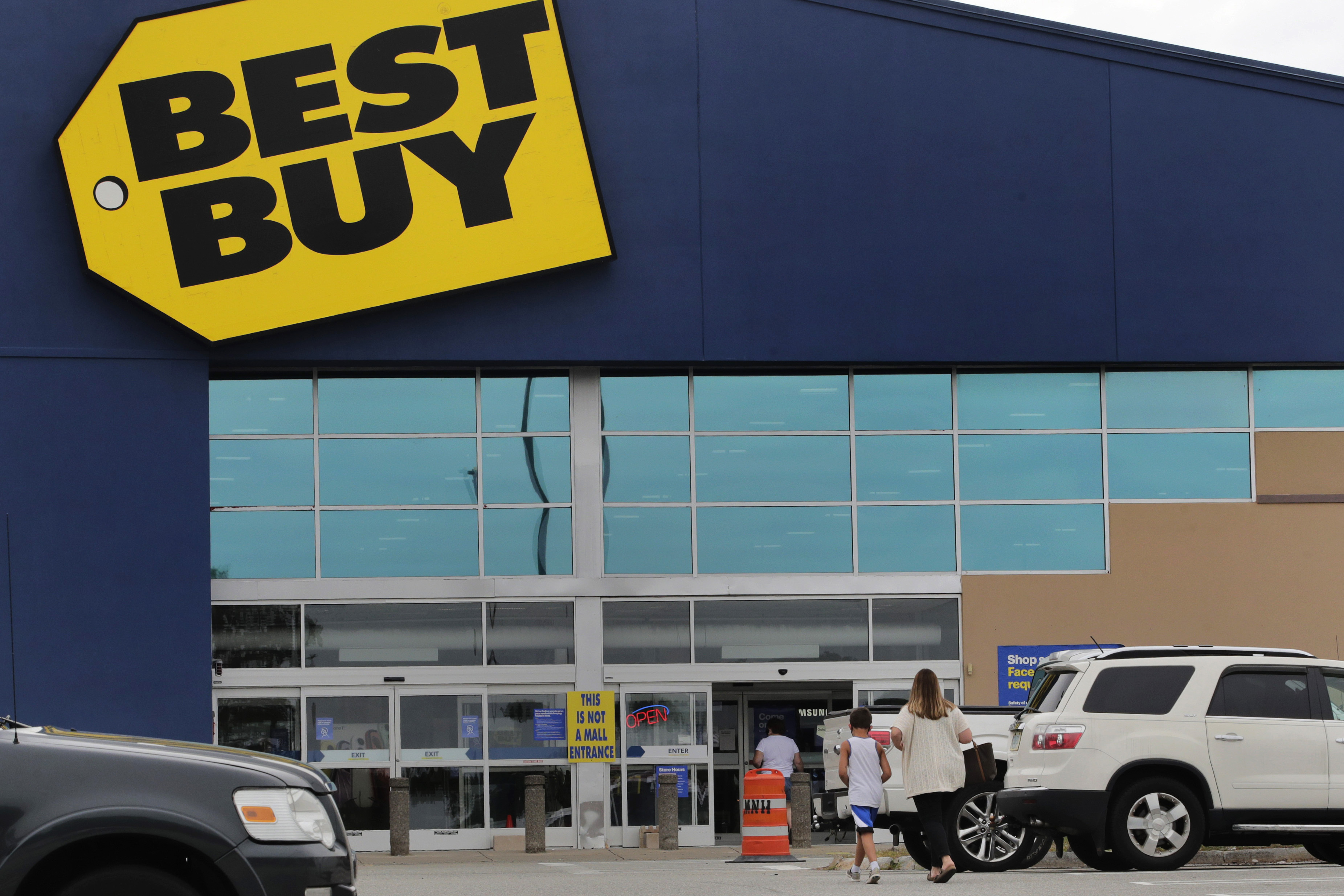 Best Buy and the reluctant shopper. Sales fall as Americans pull