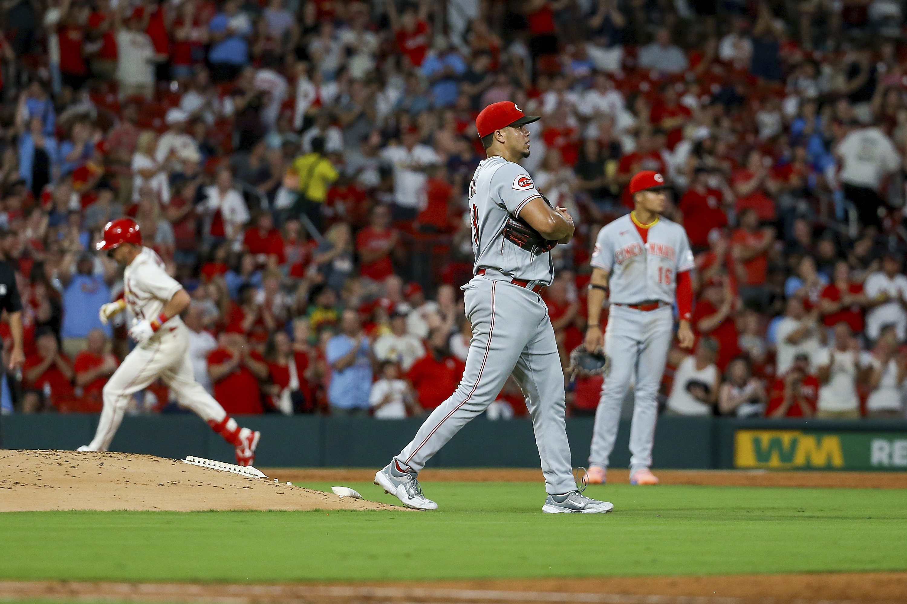 Reds close gap on Cardinals with 10th inning win