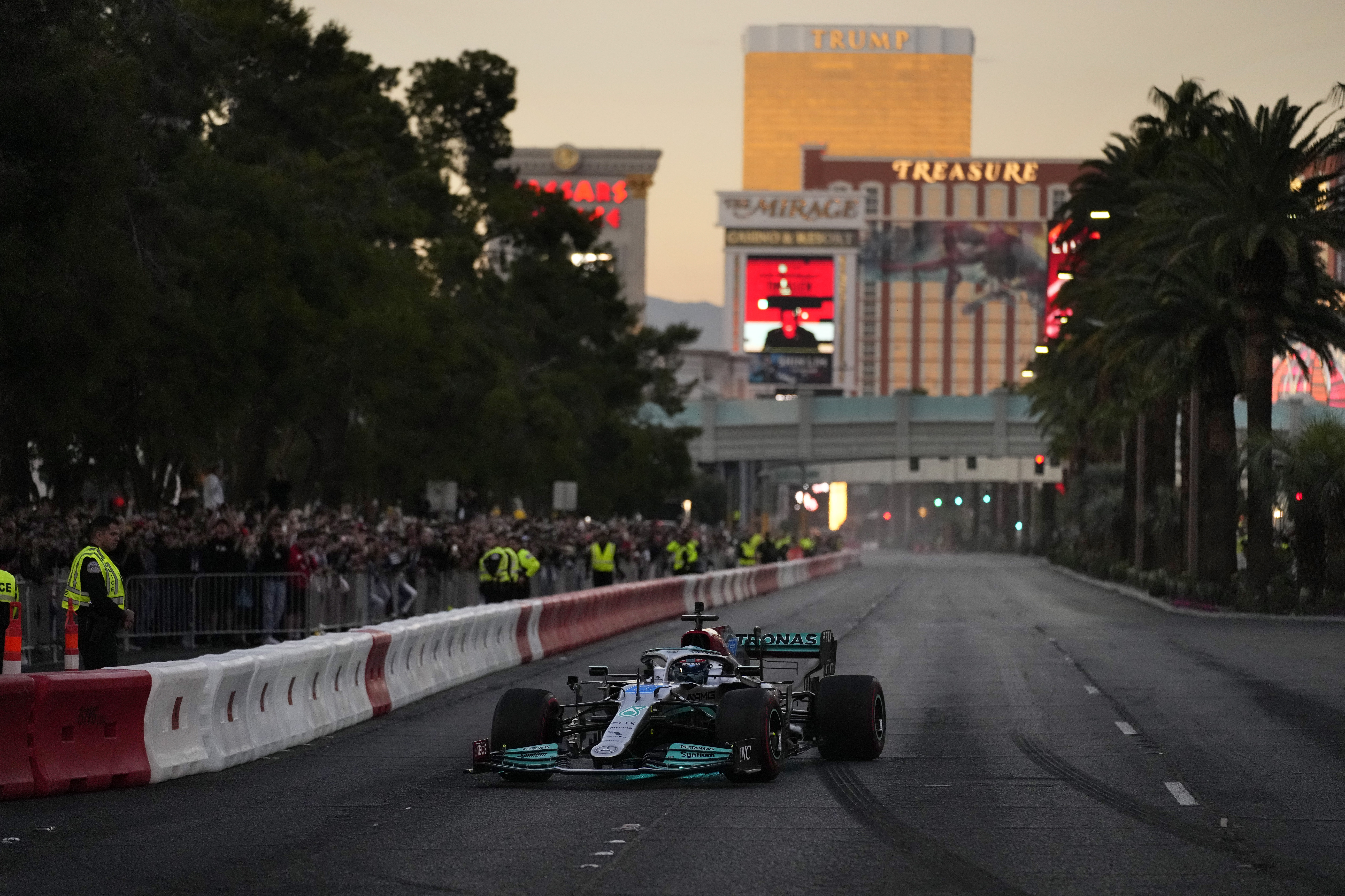 Las Vegas F1 Grand Prix Weathers Cold and Price Drop Controversies – The  Hollywood Reporter