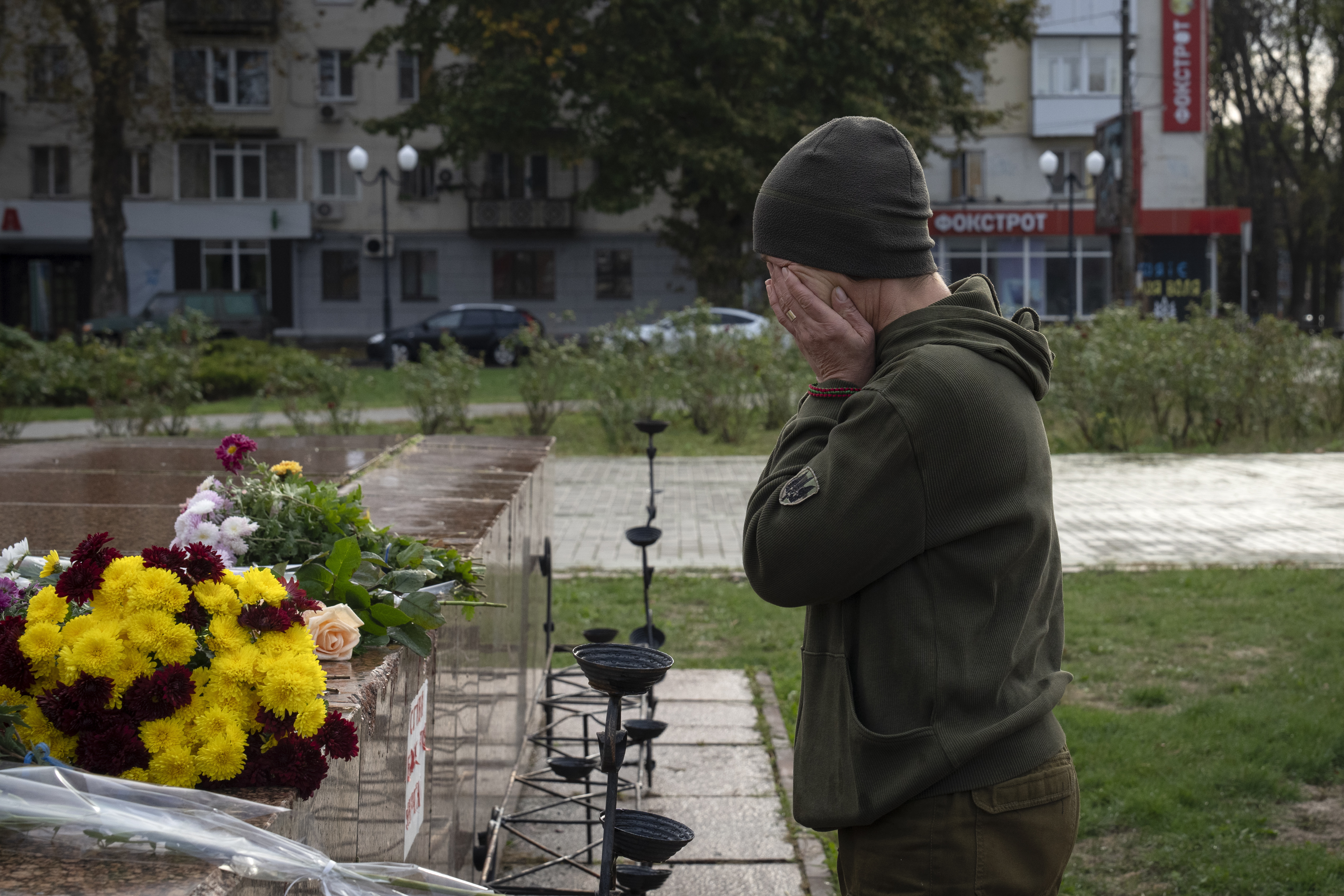 Russia ramps up attacks on key cities in eastern Ukraine | AP News