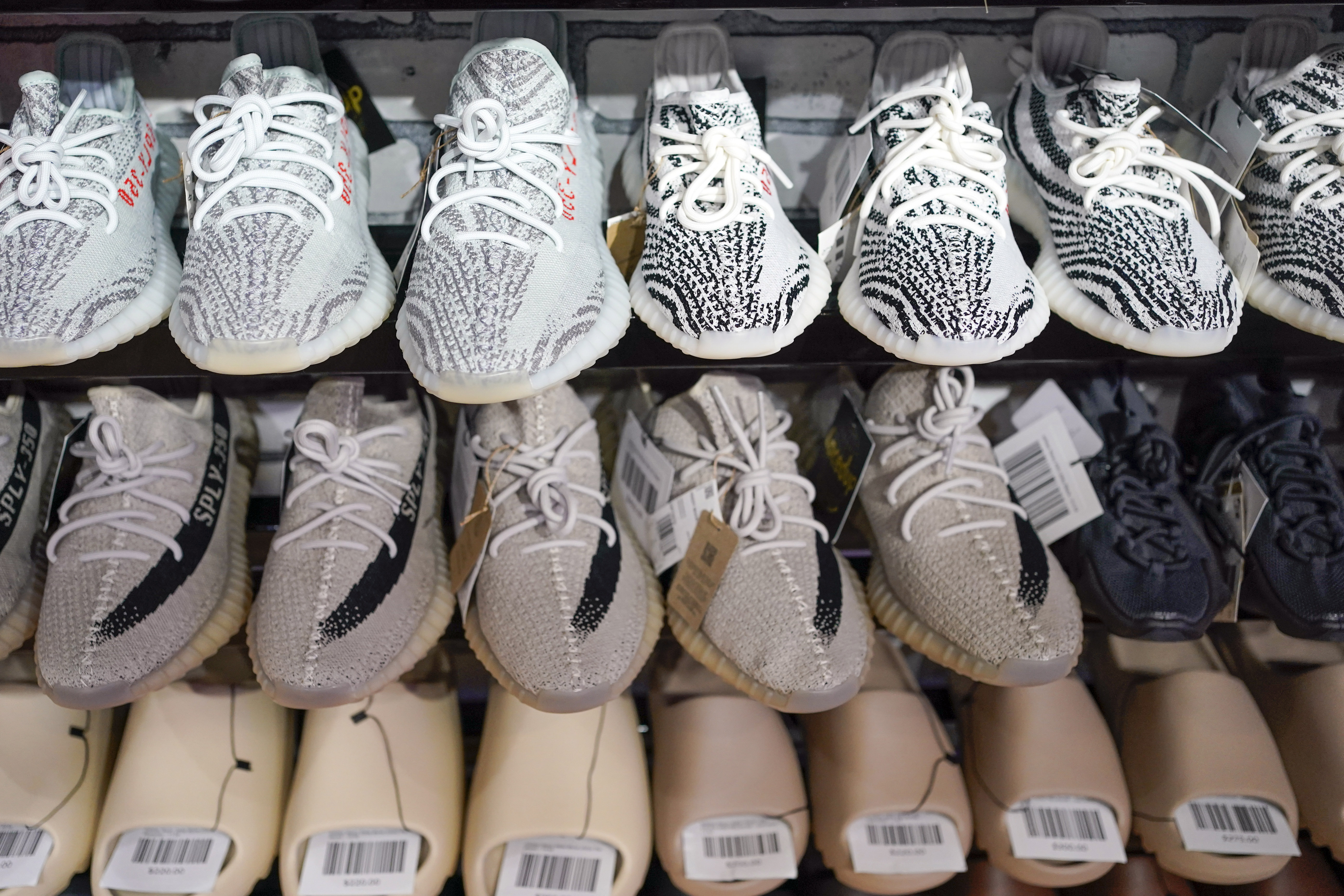 Adidas recauda 437 millones de d lares de 1ra venta de Yeezy AP News