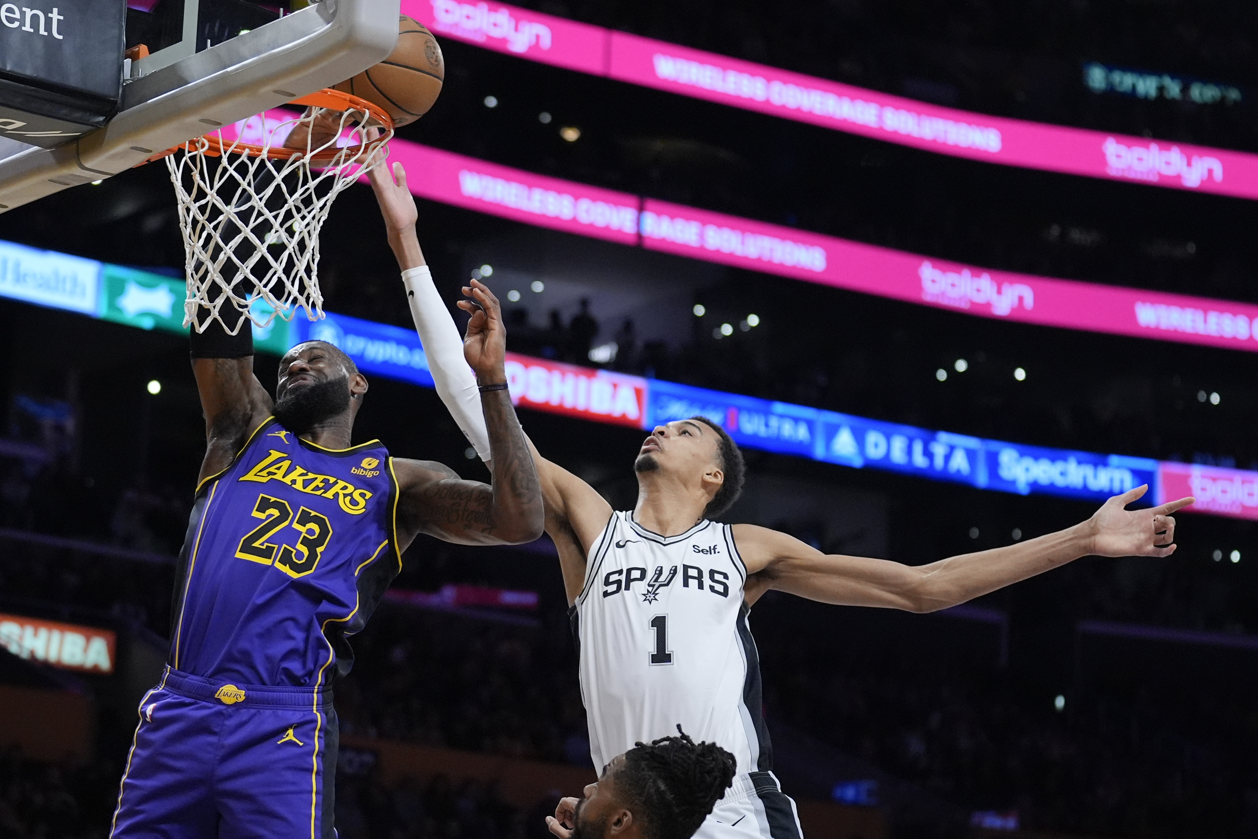 Anthony Davis, LeBron James lead 4th-quarter charge as the Lakers