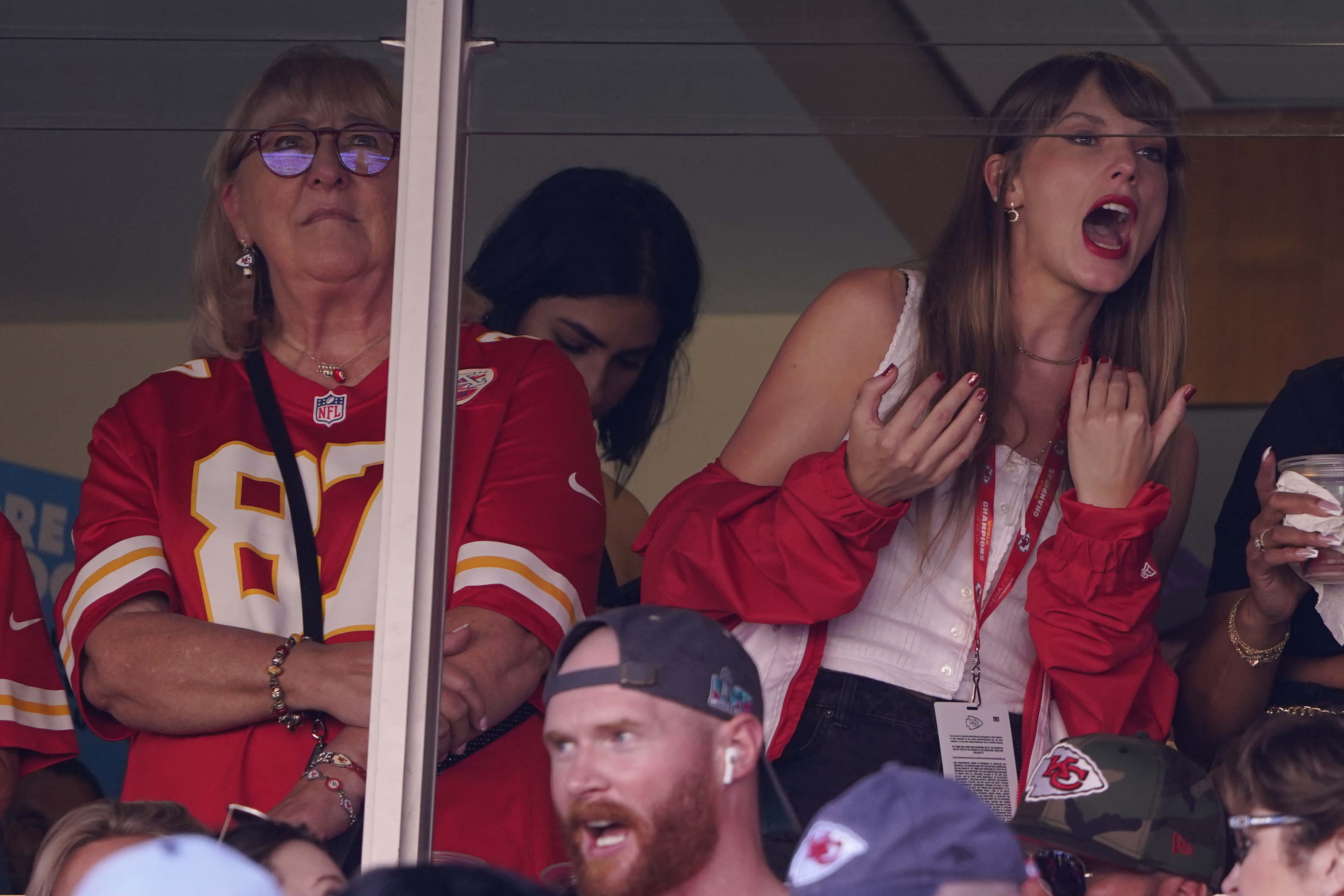 Taylor Swift Cheers on Travis Kelce at Chiefs-Jets