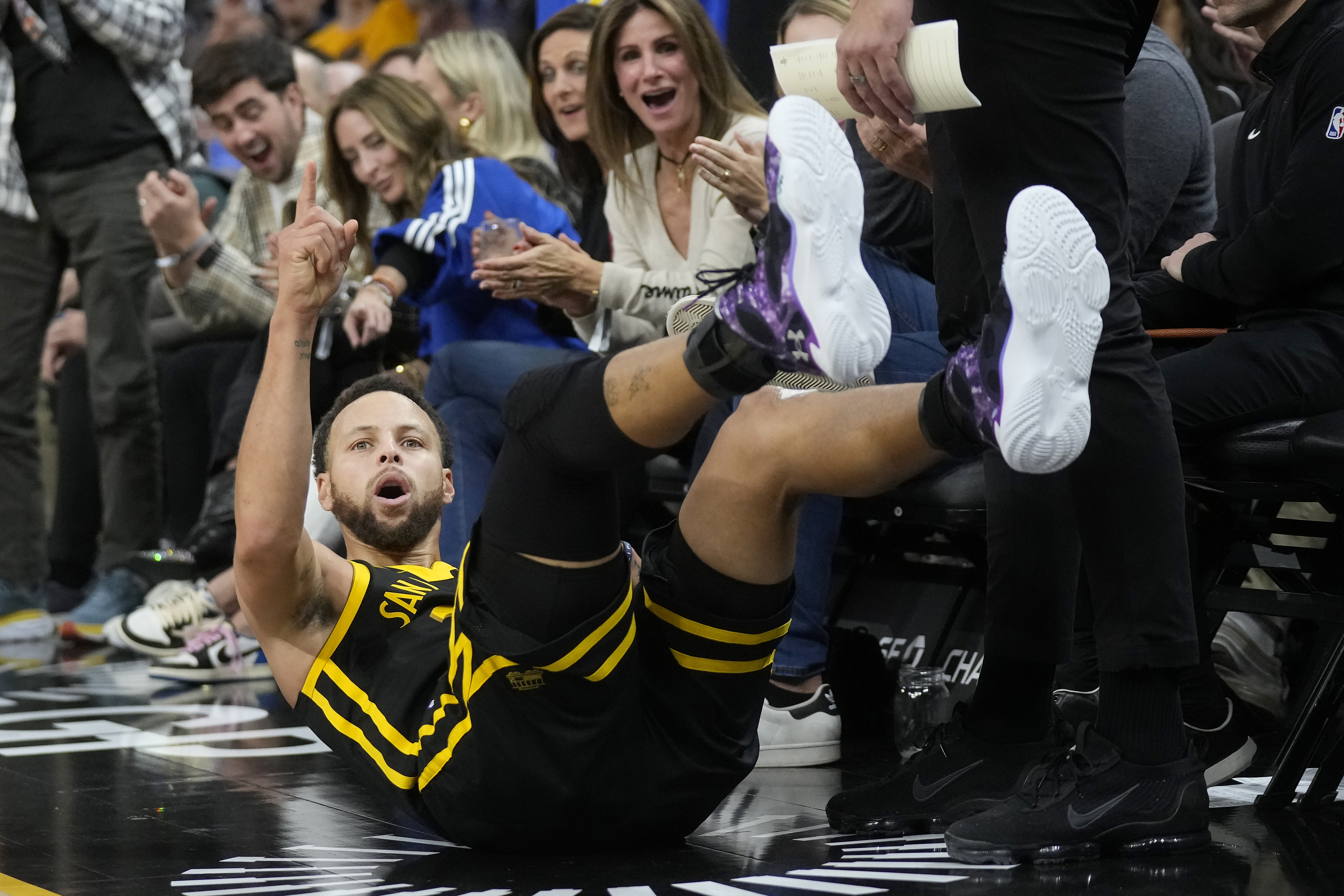 Curry extends NBA 3 point shooting record as Warriors top Rockets