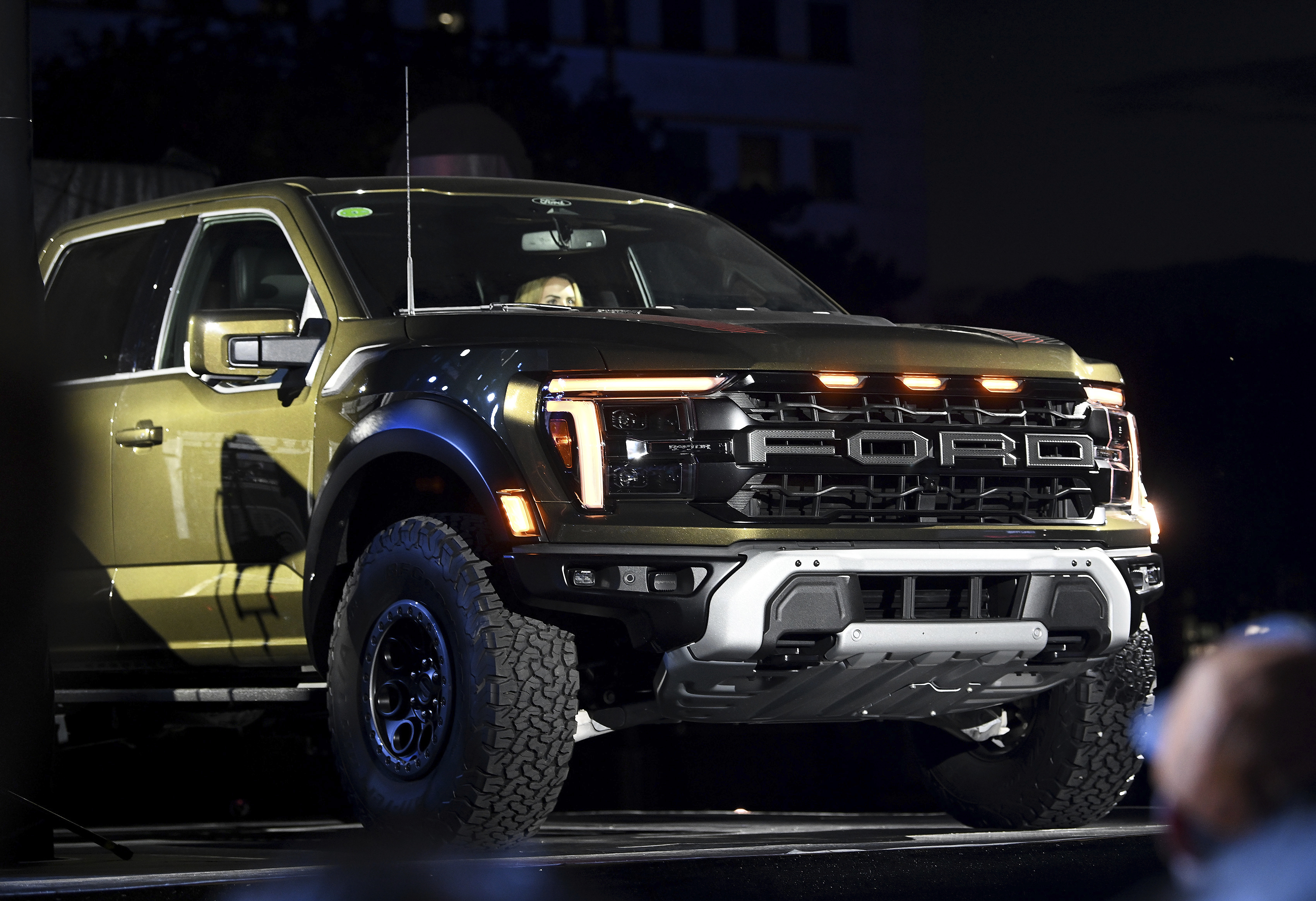 Ford updating F 150 logo, along with truck, at Detroit