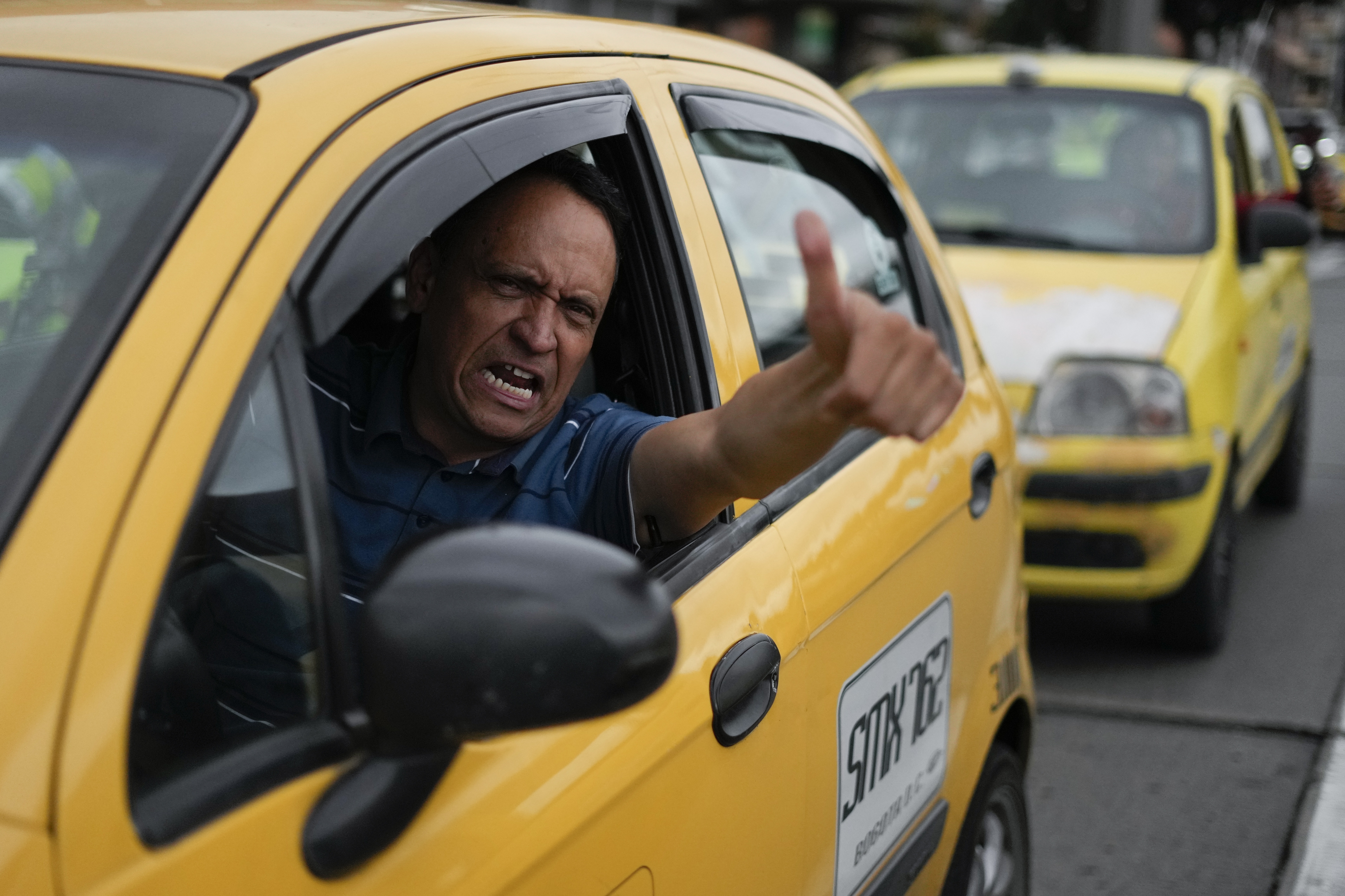 Taxistas de Colombia protestan con un paro por alza del precio de la  gasolina y contra plataformas | AP News