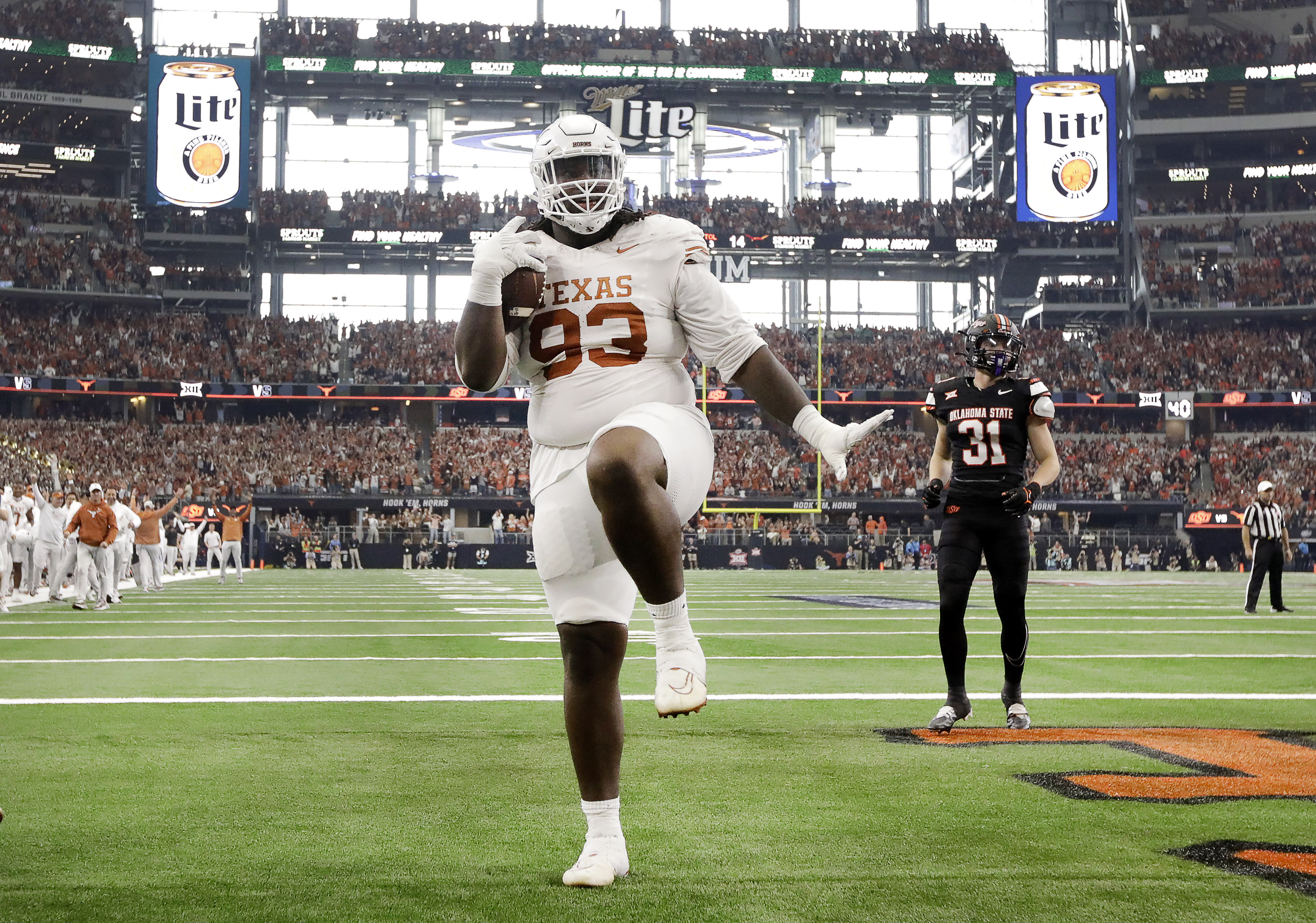 TD-scoring Texas DT T'Vondre Sweat and Oklahoma State RB Ollie