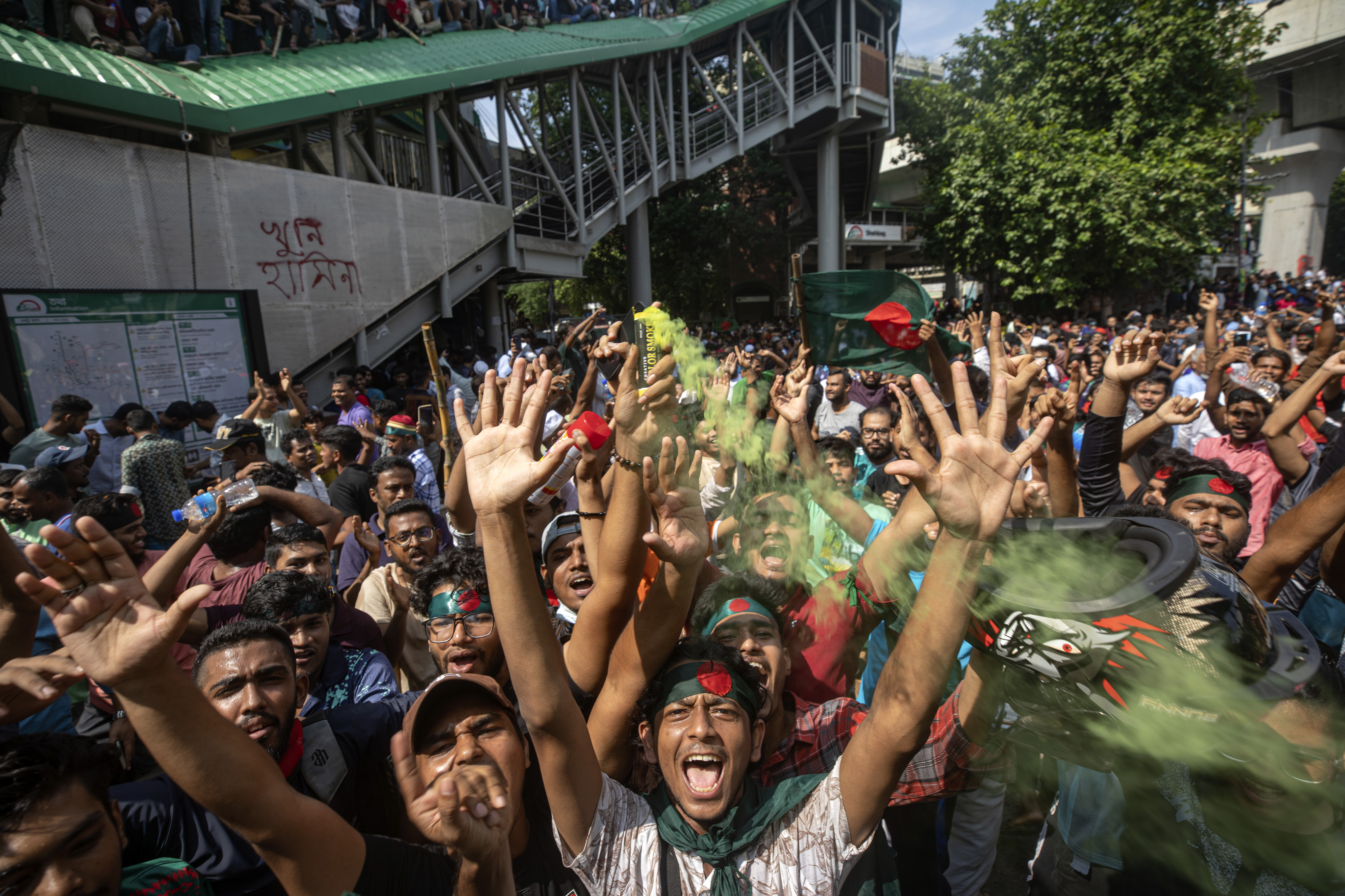 Protestas derrocan al gobierno de Bangladesh y causan exilio de primera  ministra. ¿Cómo sucedió? | AP News