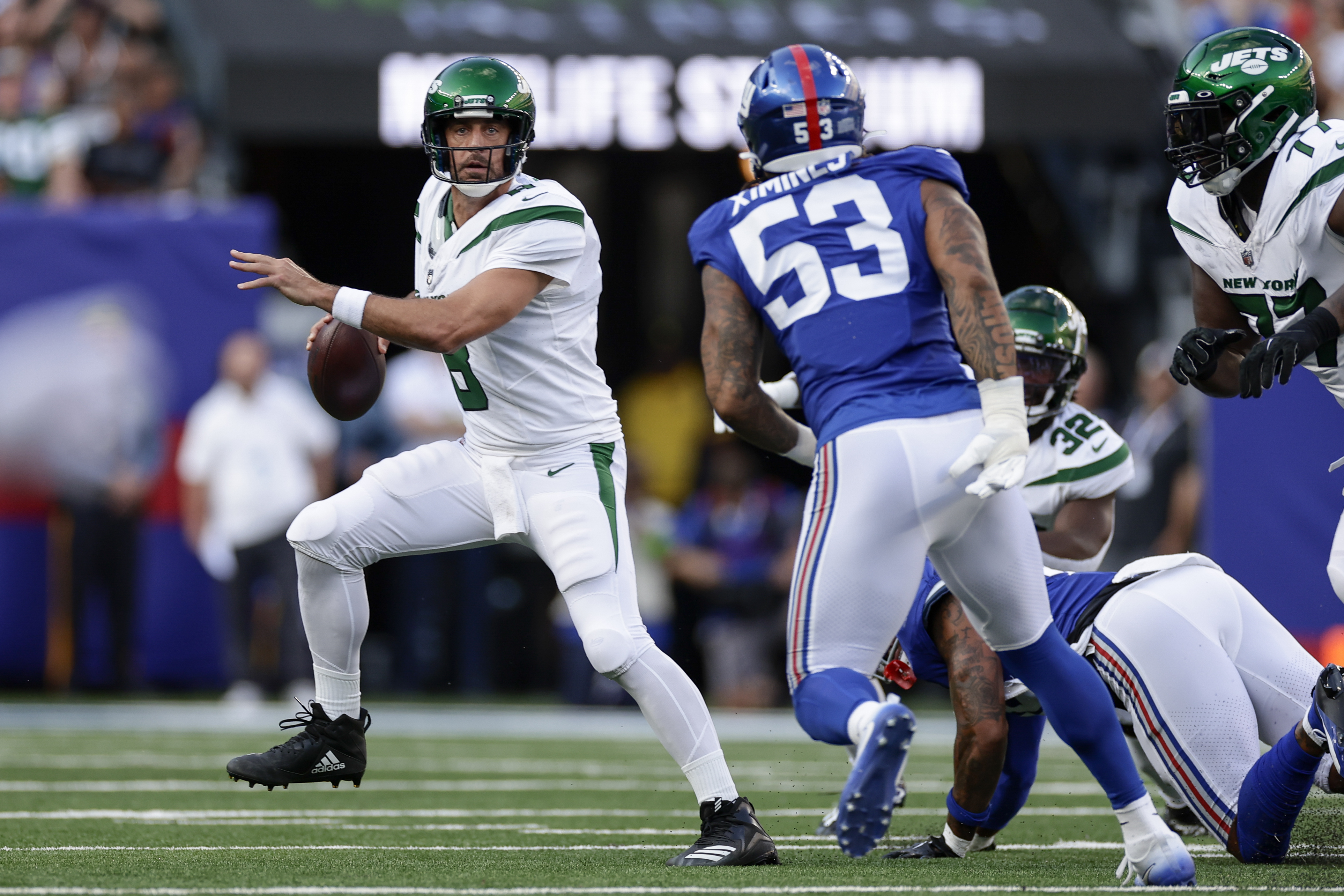 Aaron Rodgers throws first TD pass with the Jets in his second