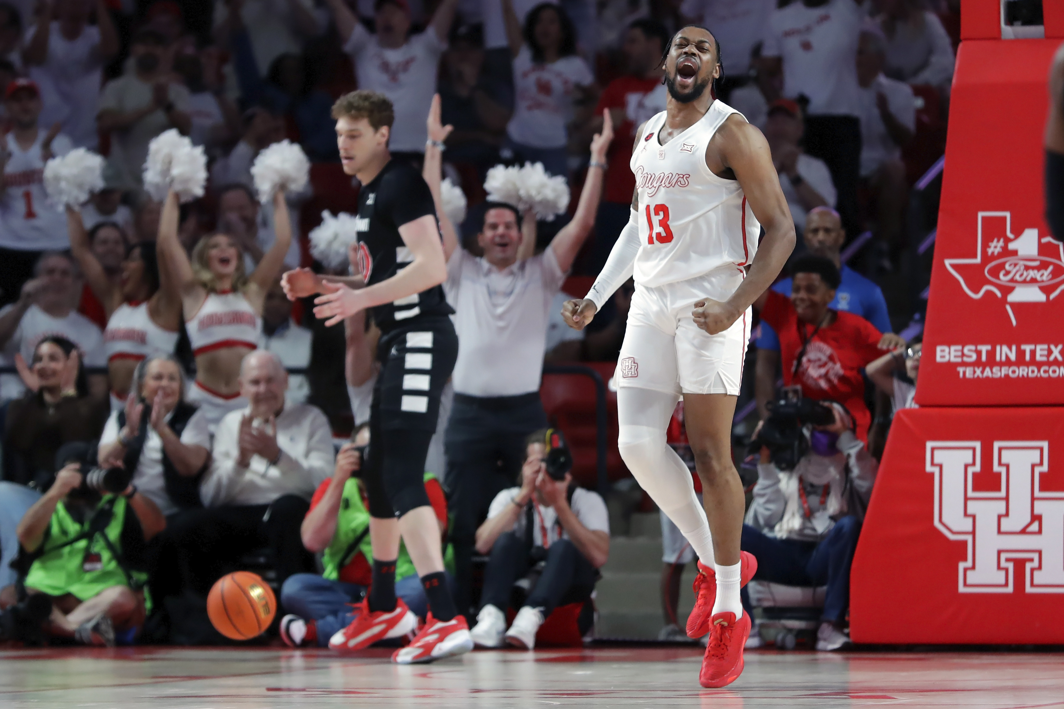 Cryer scores 22 points, No. 1 Houston beats Cincinnati 67-59 for 6th  straight win | AP News