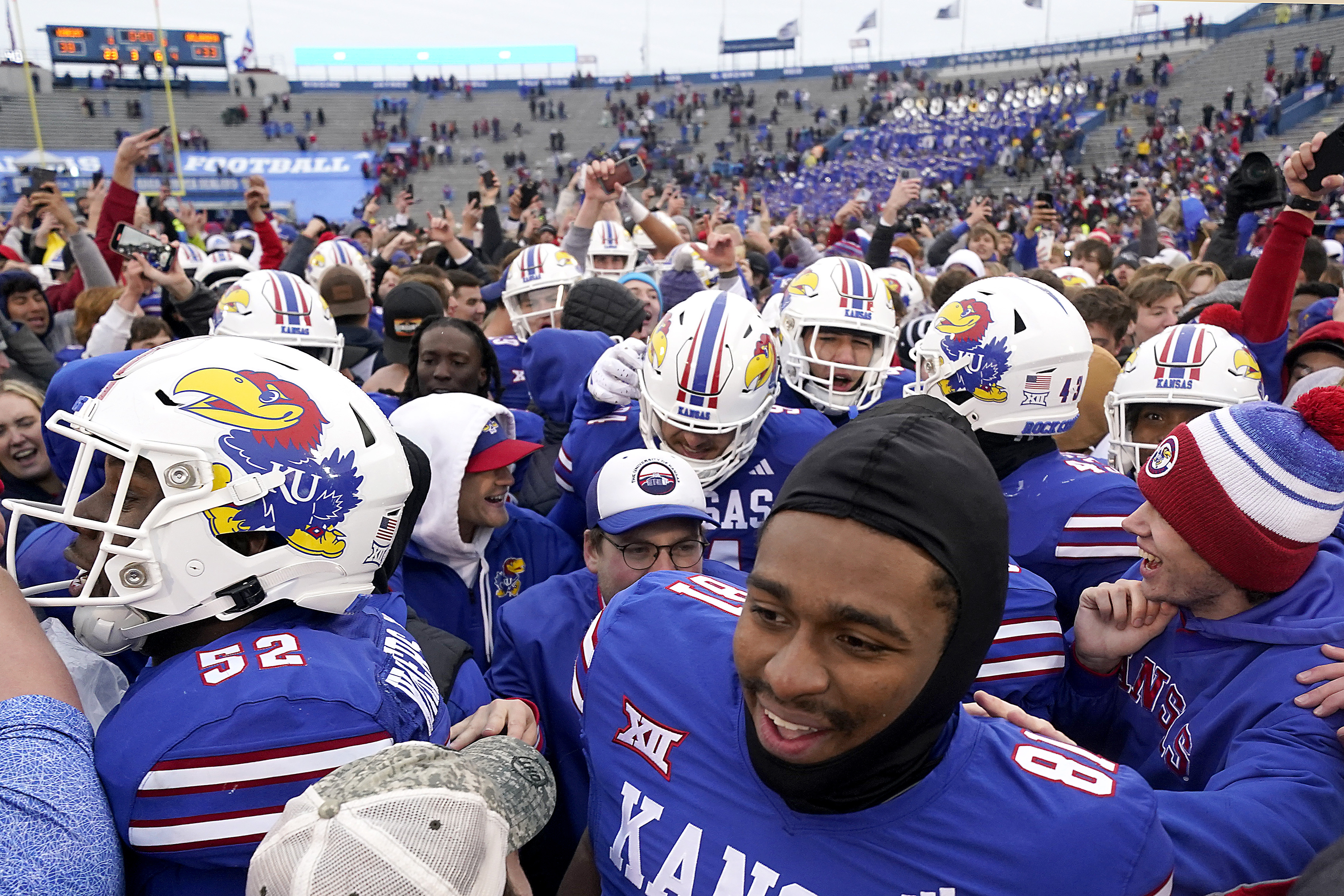 Louisville overwhelmed by the Huskies