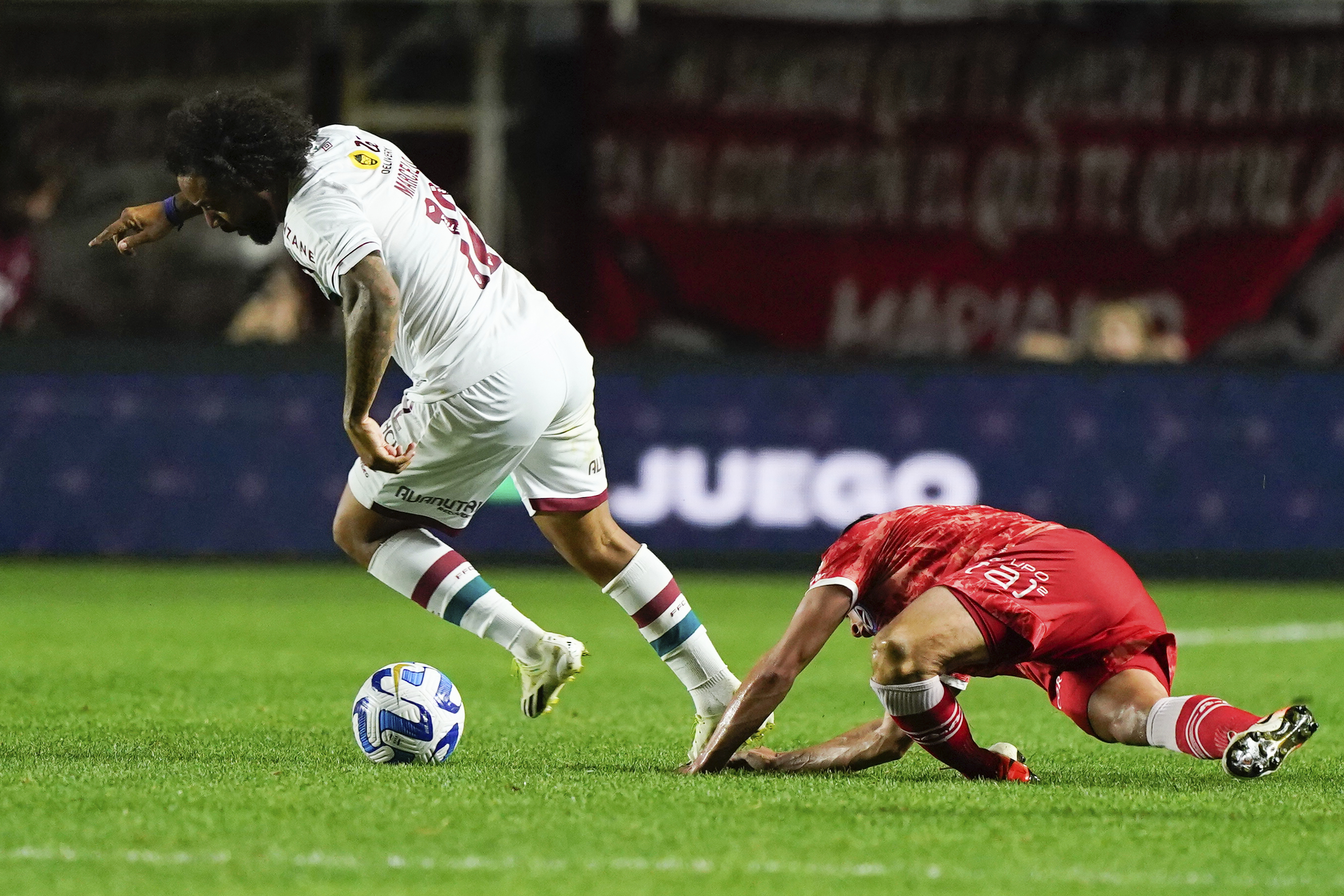 Veja a imagem: Marcelo, do Fluminense, sem querer, quebra a perna de rival