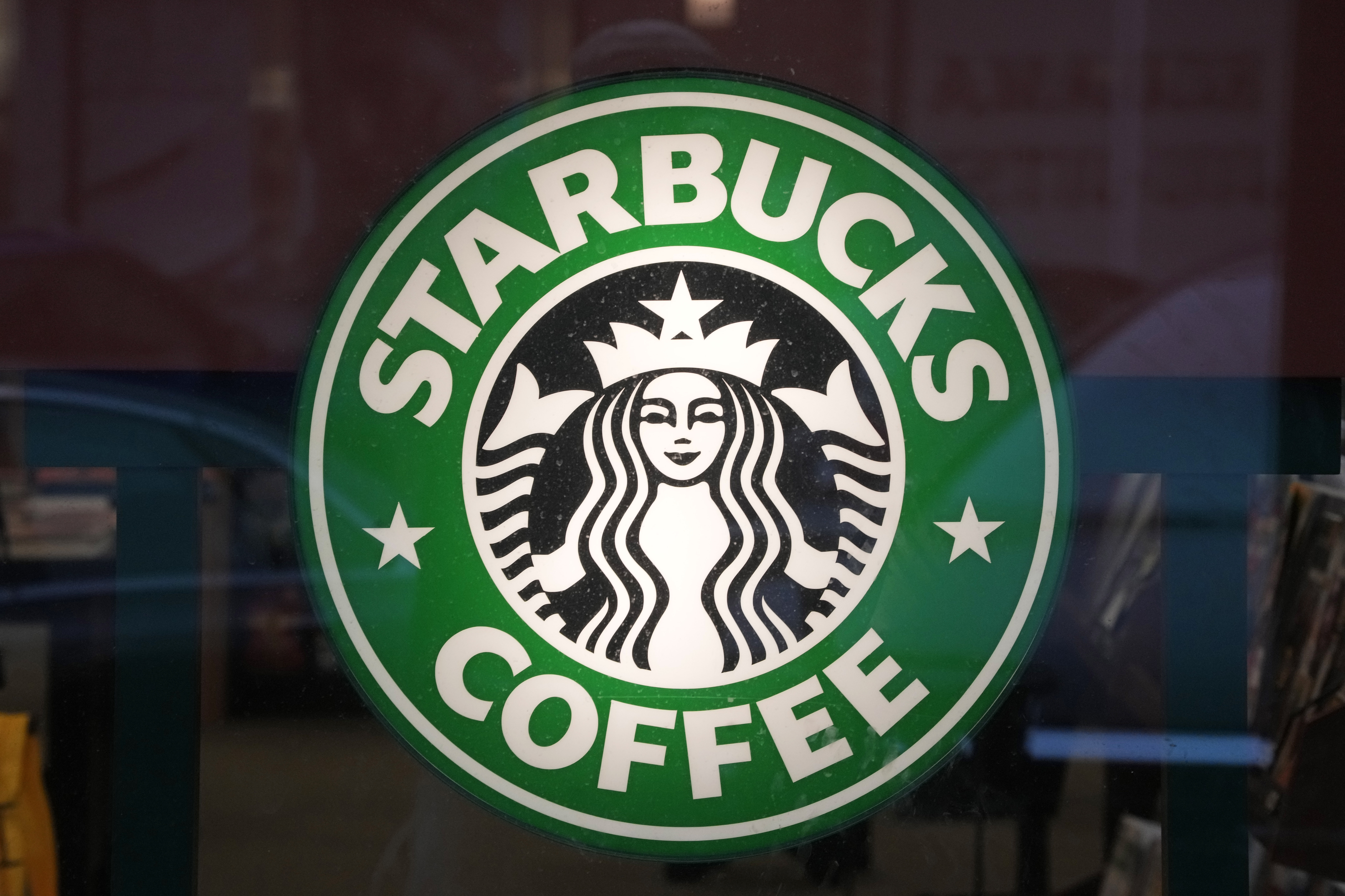 Starbucks sentencia a muerte a sus icónicos vasos de papel - Marketing  Directo