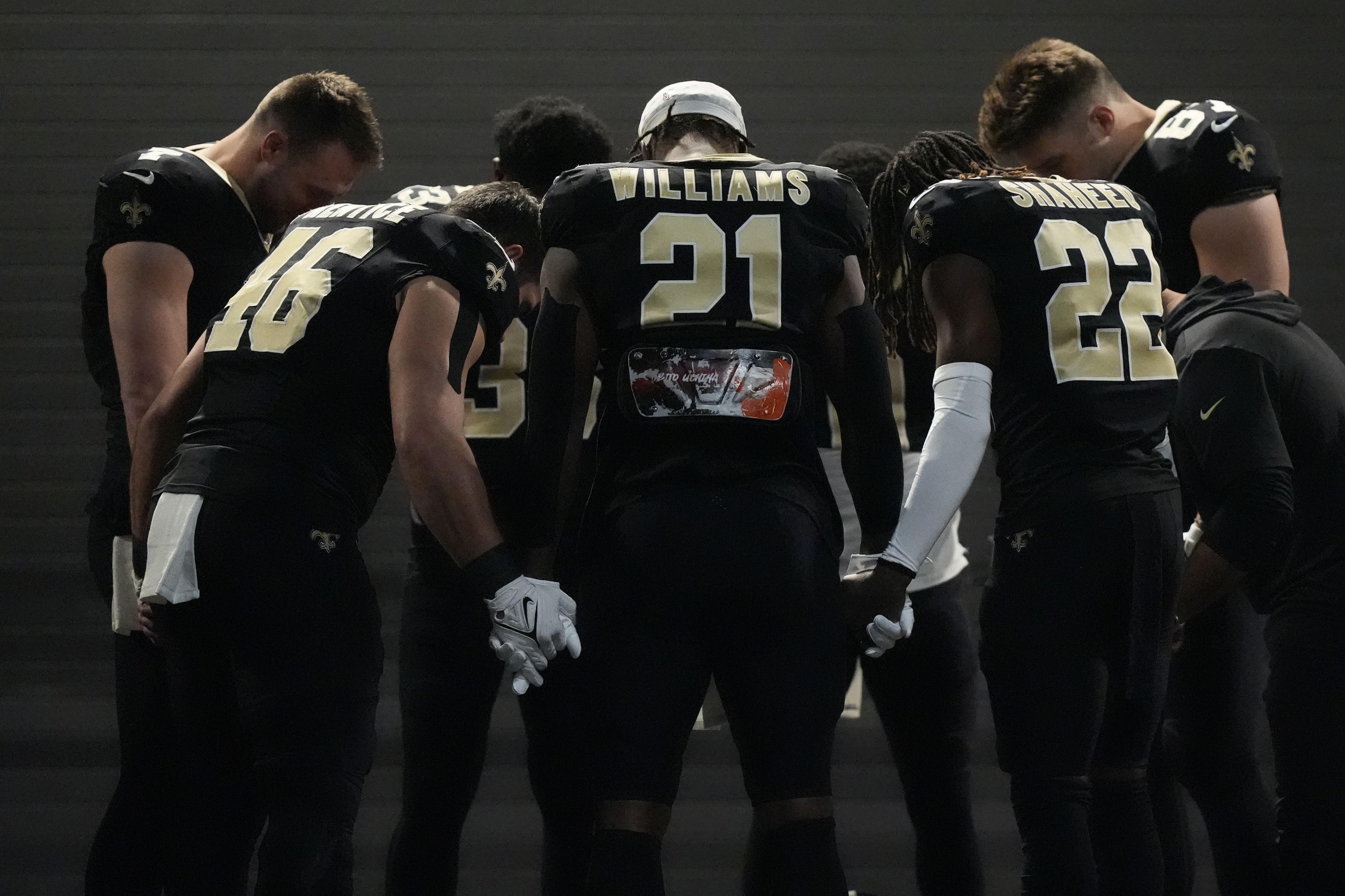 Saints defy their own coaches, score from kneel-down formation