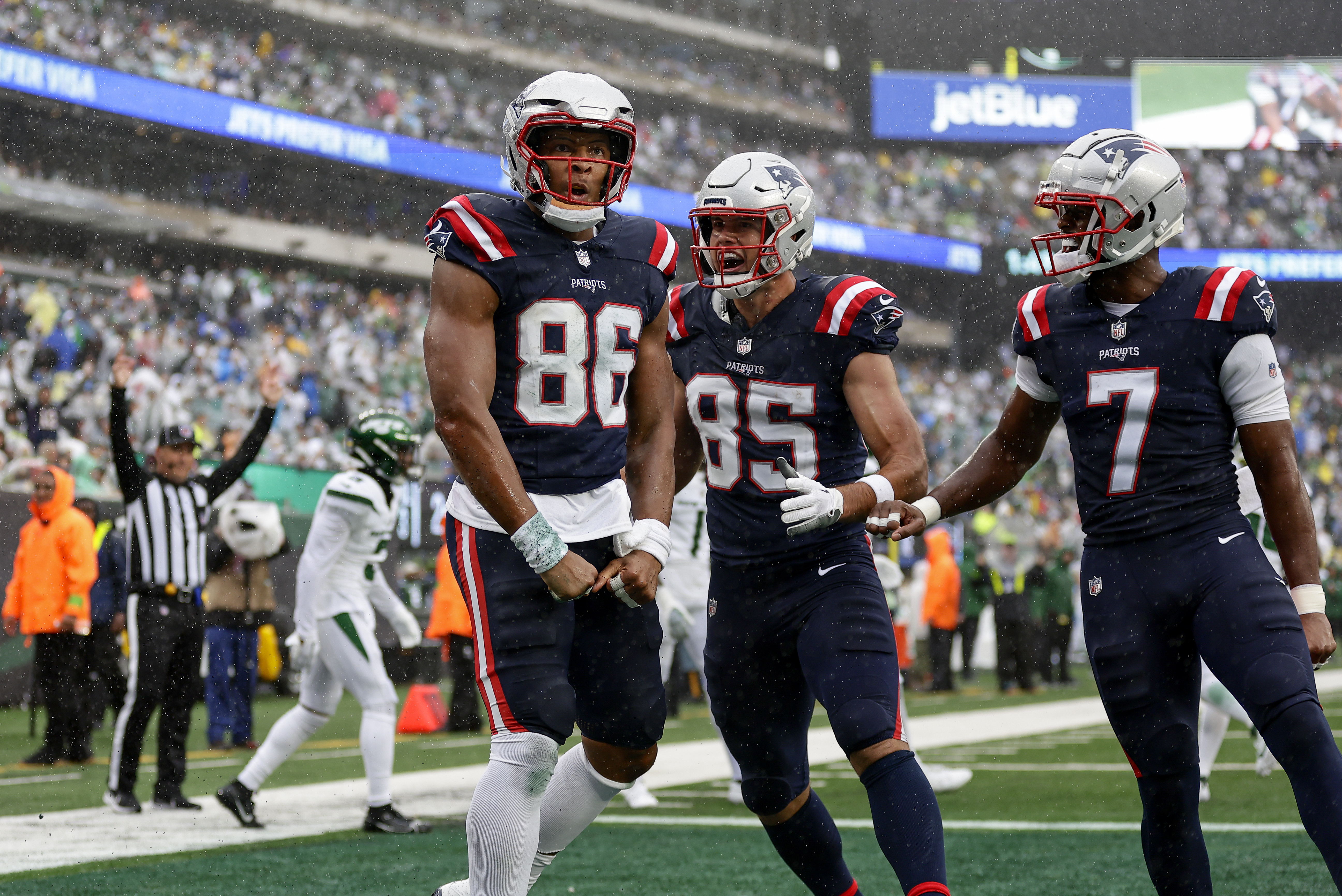 Patriots beat Jets 15 10 to extend their winning streak to 15