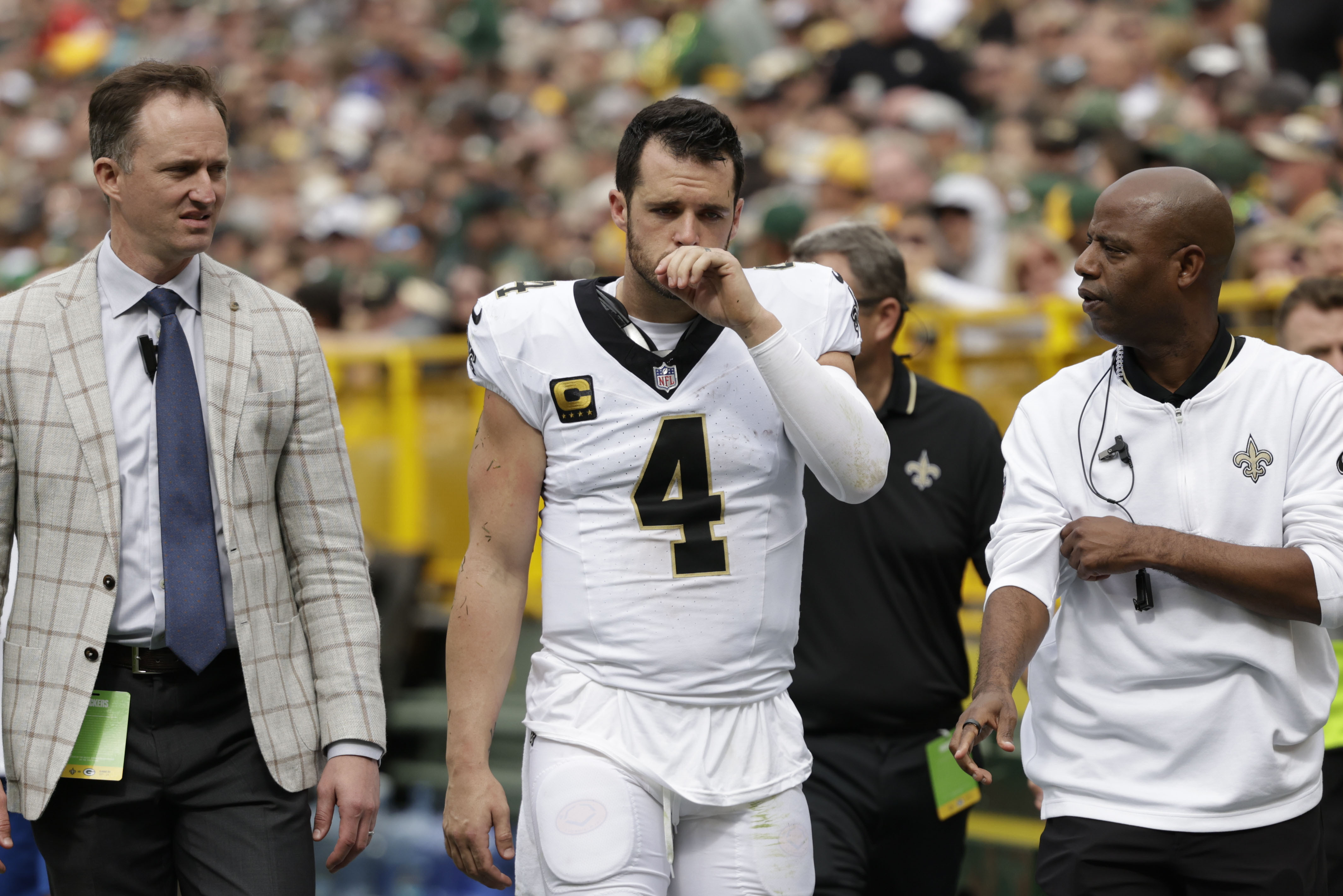 Saints Derek Carr leaves game against Packers with shoulder