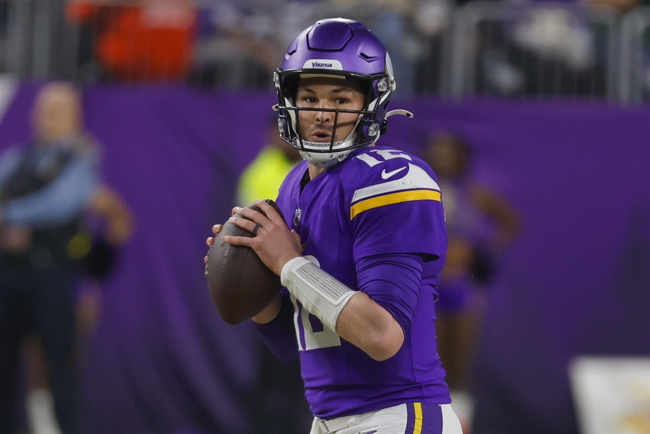 Vikings make halftime quarterback switch from Jaren Hall back to Nick  Mullens, Sports