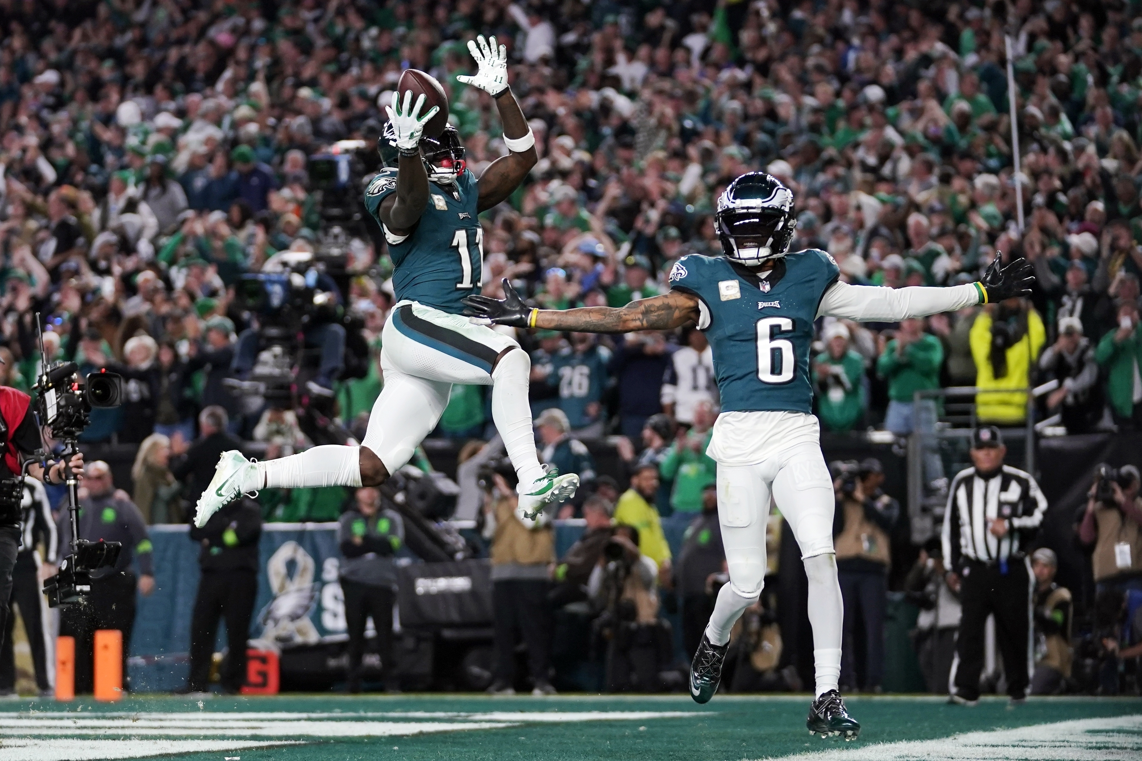 Jalen Hurts anota três touchdowns e lidera Philadelphia Eagles a