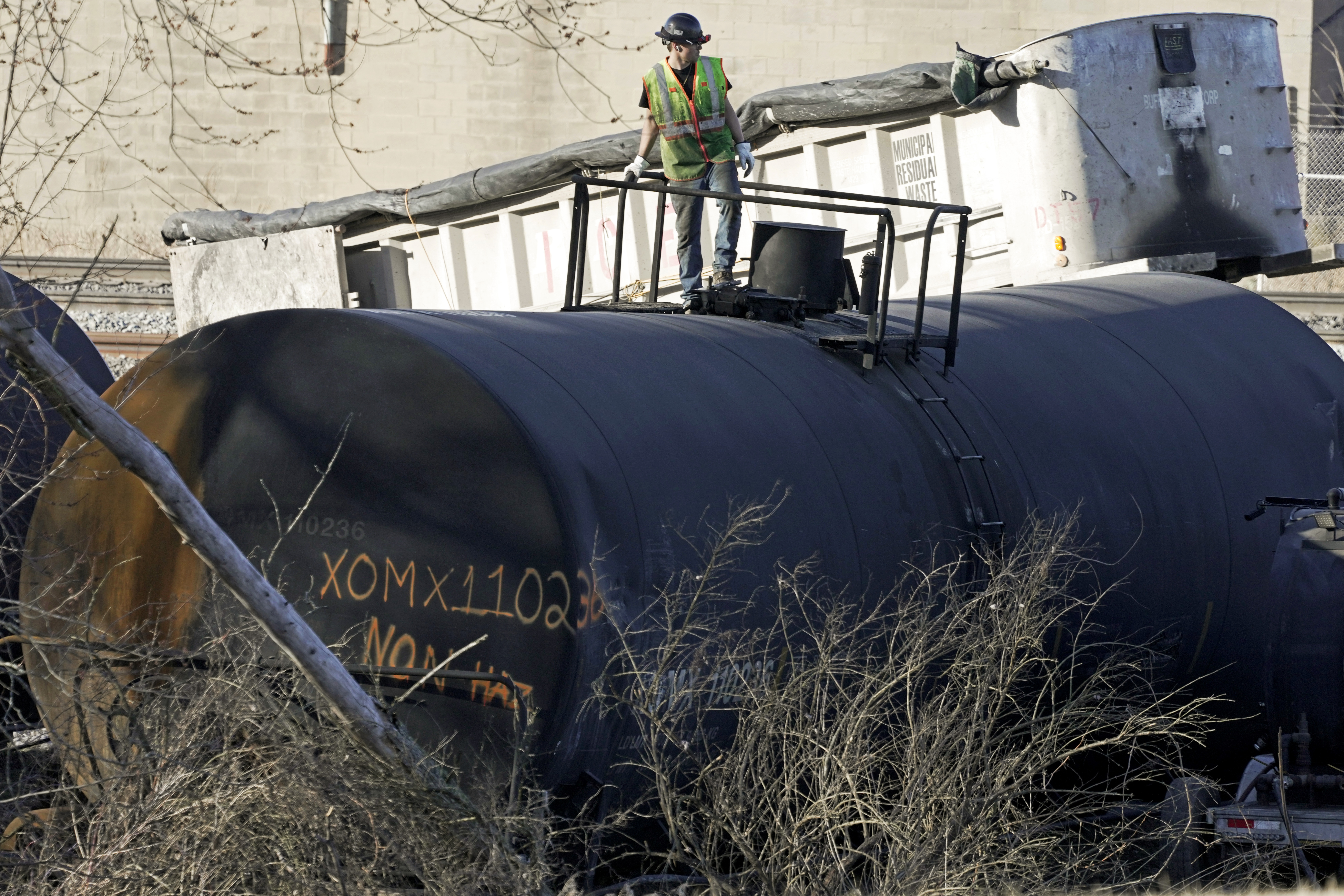 Train crew had little warning before Ohio wreck, probe finds | AP News