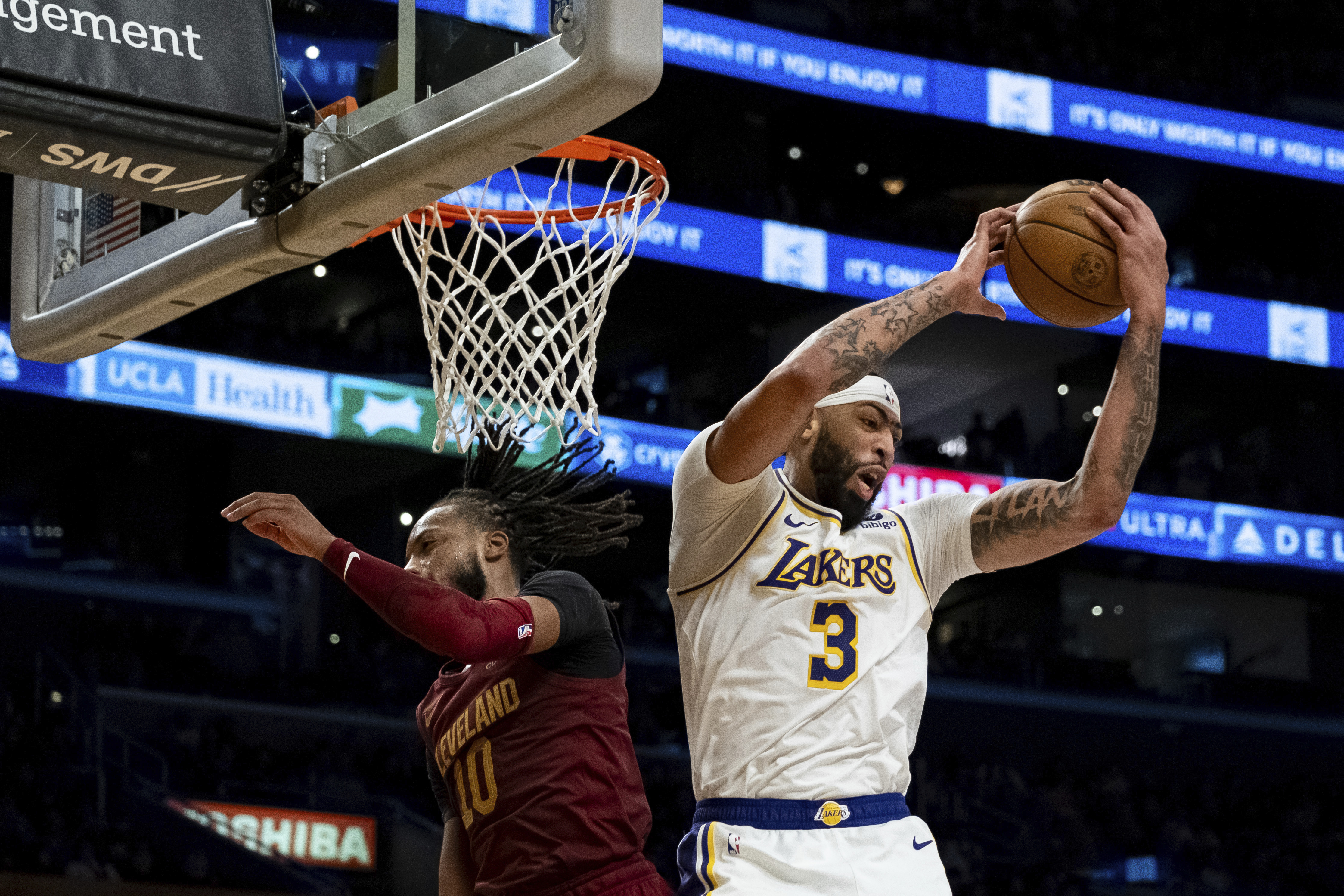 Lakers move into 8th place in the west beat Cavaliers 116-97 | AP News