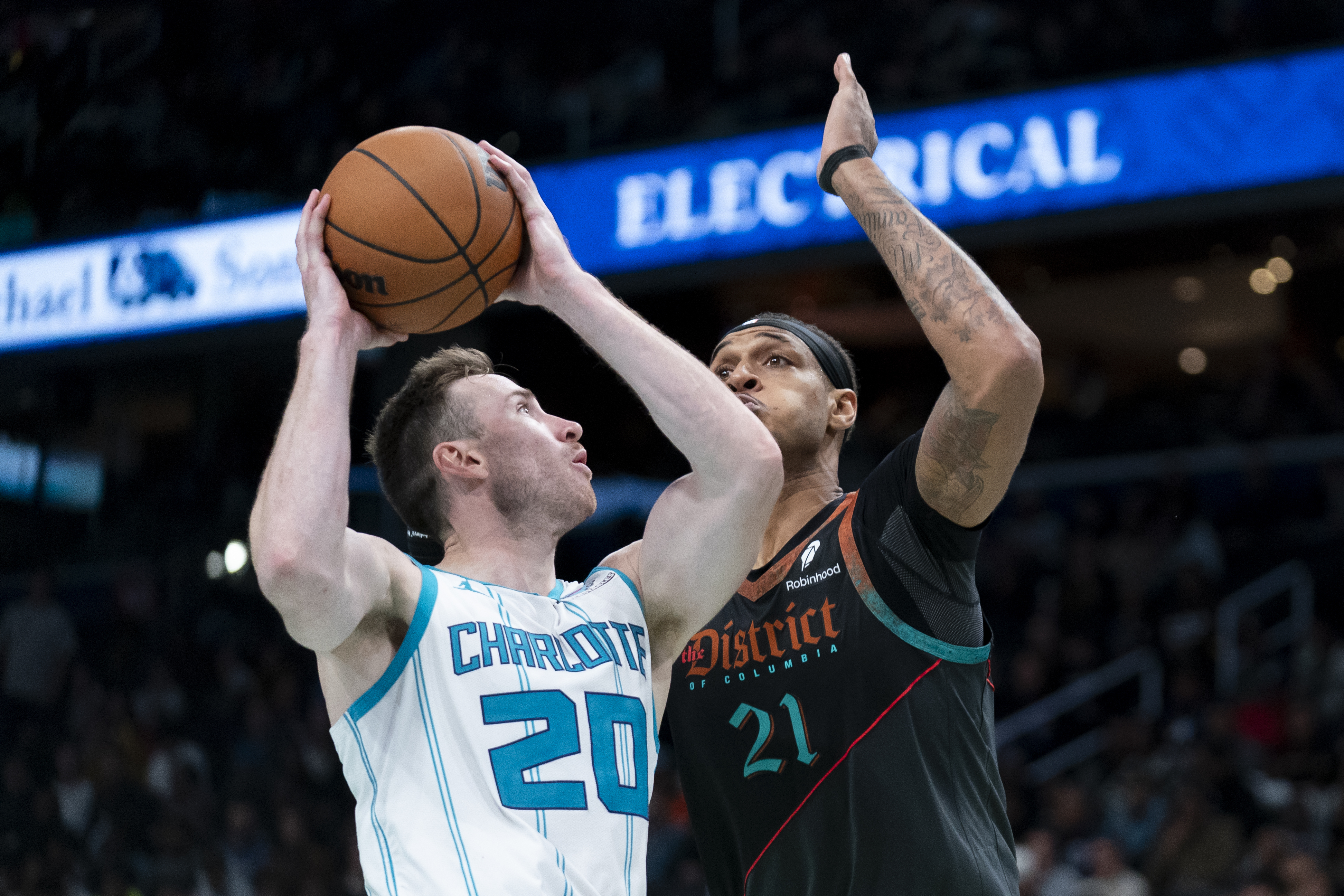 Los Mavericks, fuera del 'Play-In', agudizan su crisis contra los Hornets  (109-117)