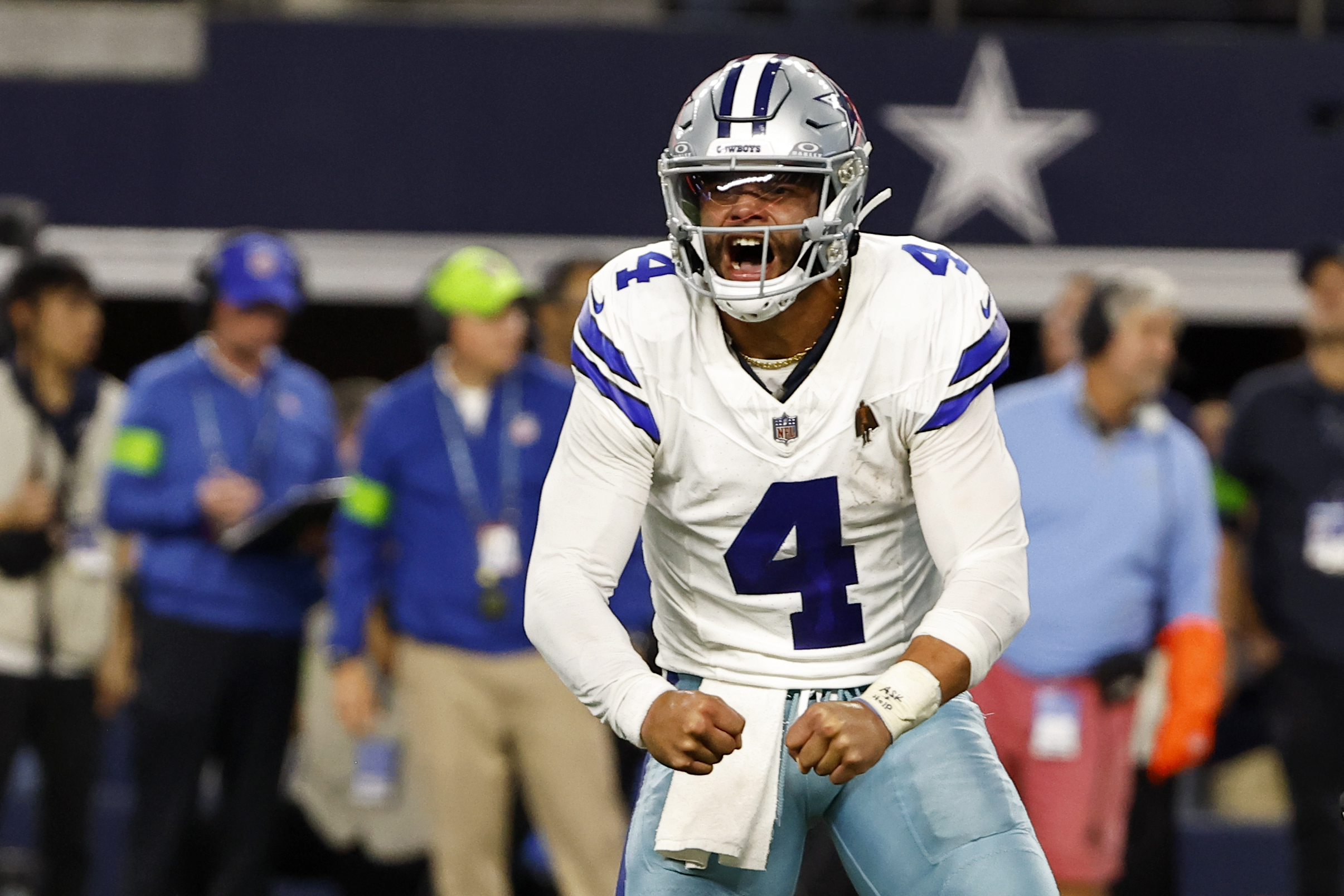 Dak Prescott throws for 3 TDs, Cowboys extend home win streak to 14 with  41-35 win over Seahawks