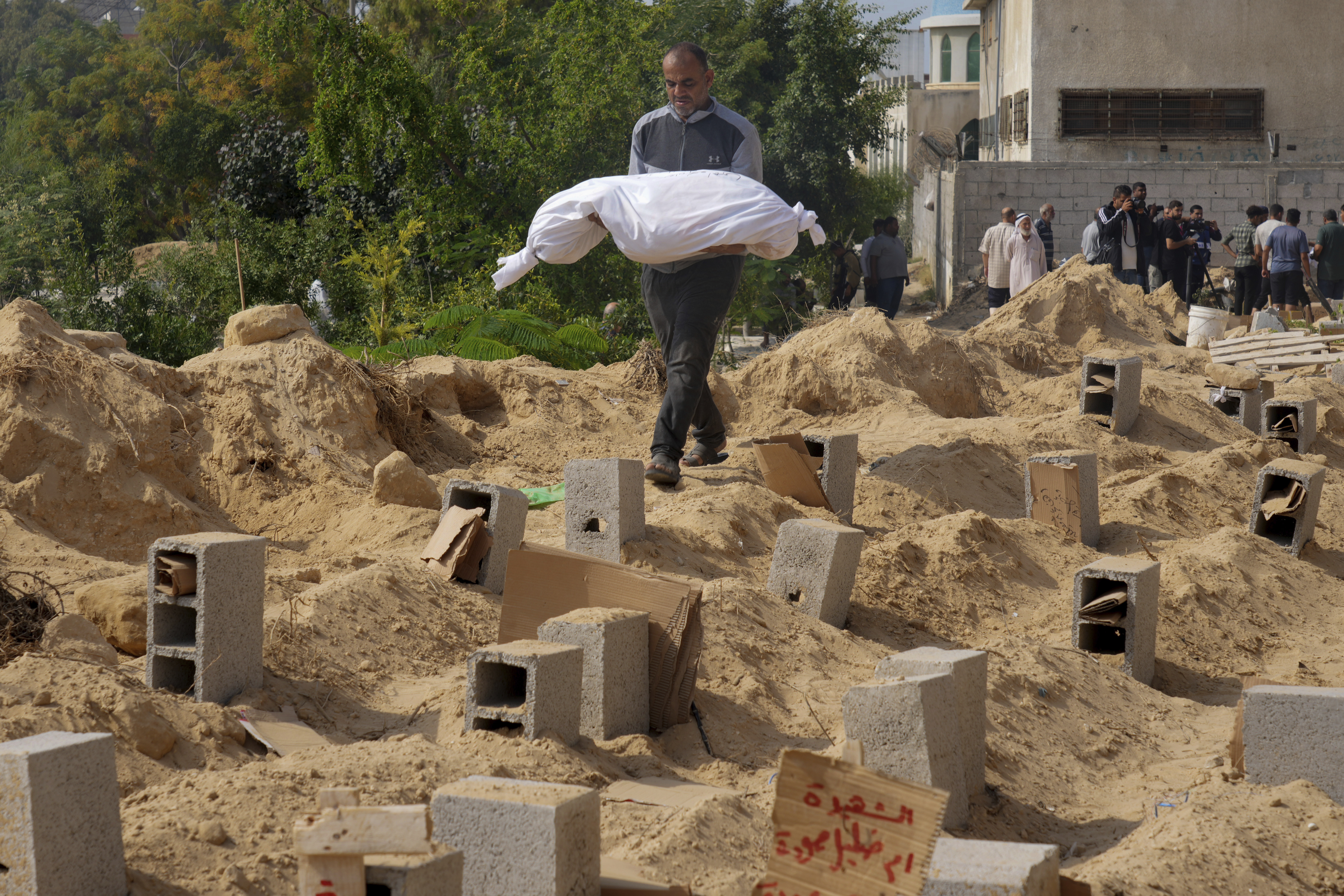 Mass graves, unclaimed bodies and overcrowded cemeteries. The war robs Gaza  of funeral rites | AP News