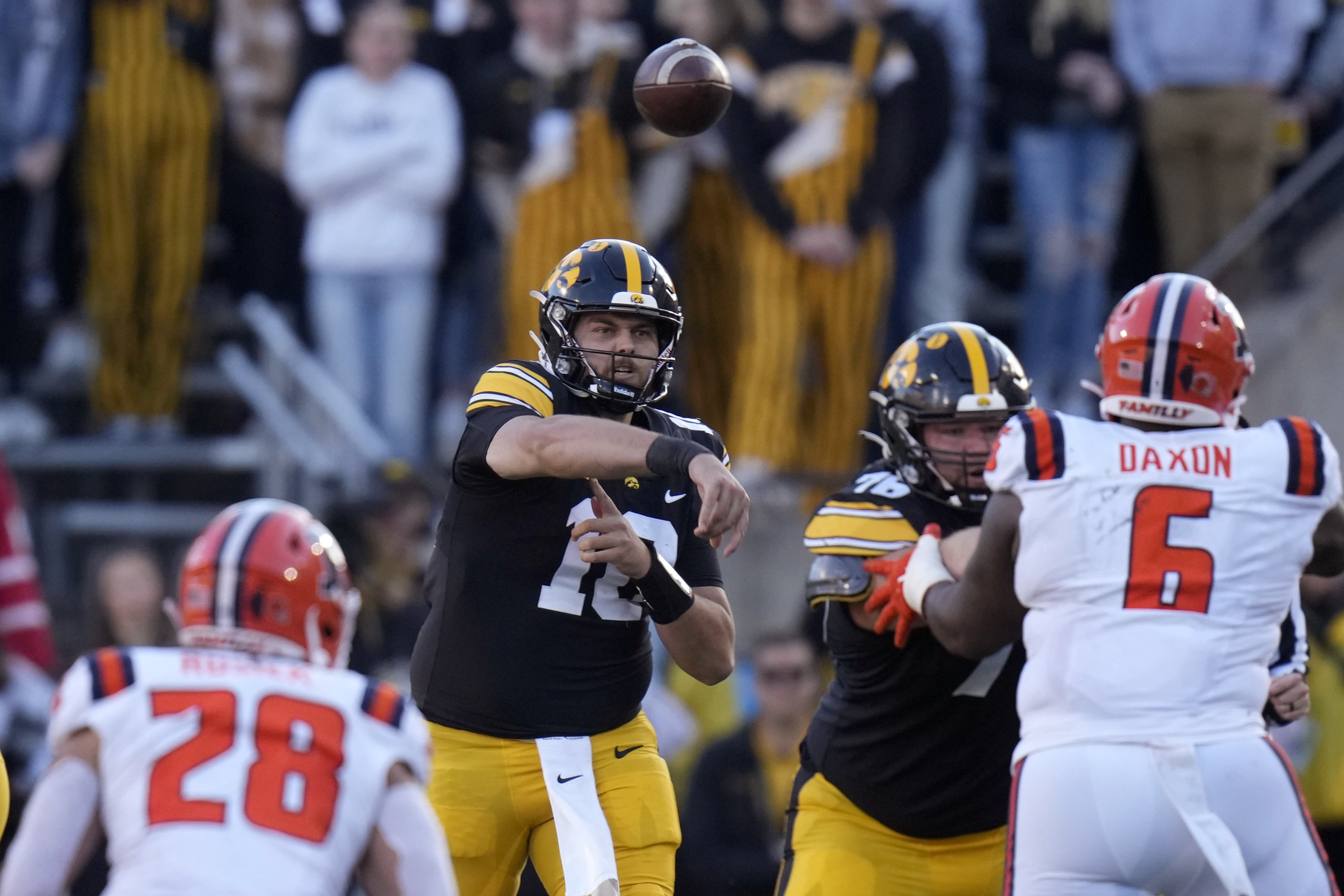 Iowa rallies in fourth quarter to defeat Illinois, 15-13, and clinch Big  Ten West title