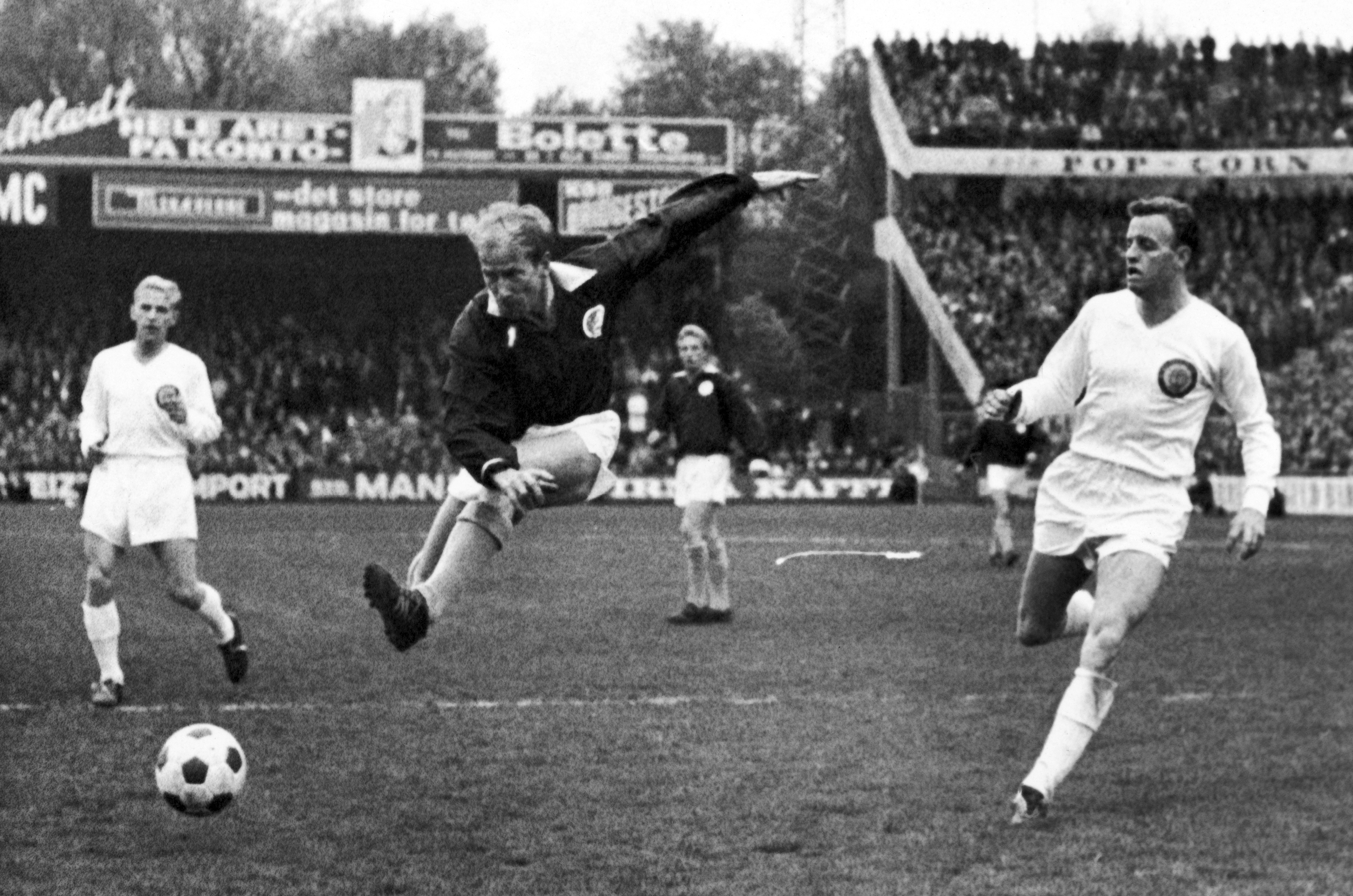 Bobby Charlton, Manchester United great, dies at age 86 | AP News