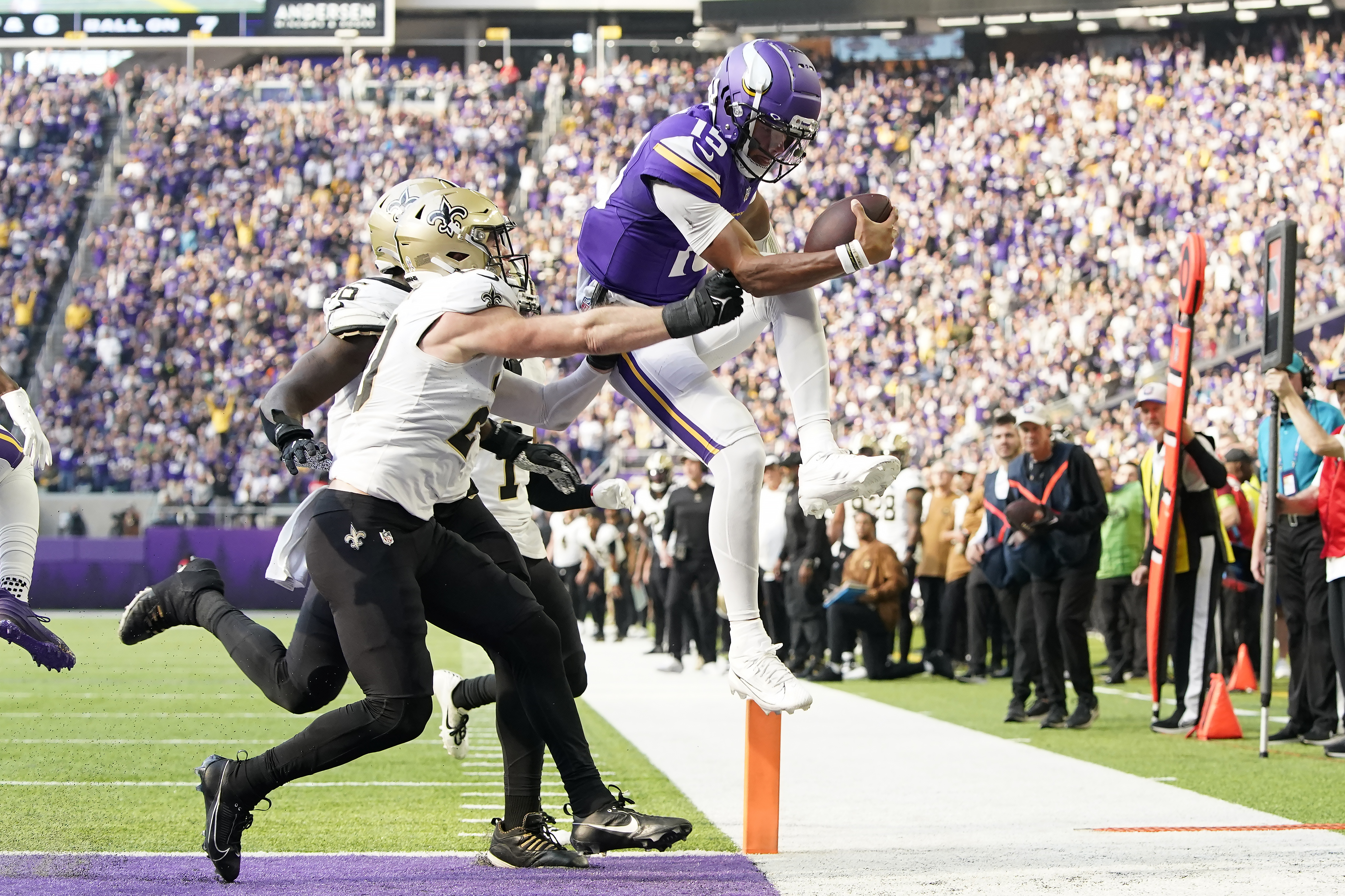 Vikings top Saints 27-19 for 5th straight win on Dobbs' dazzling half,  Winston's late INTs