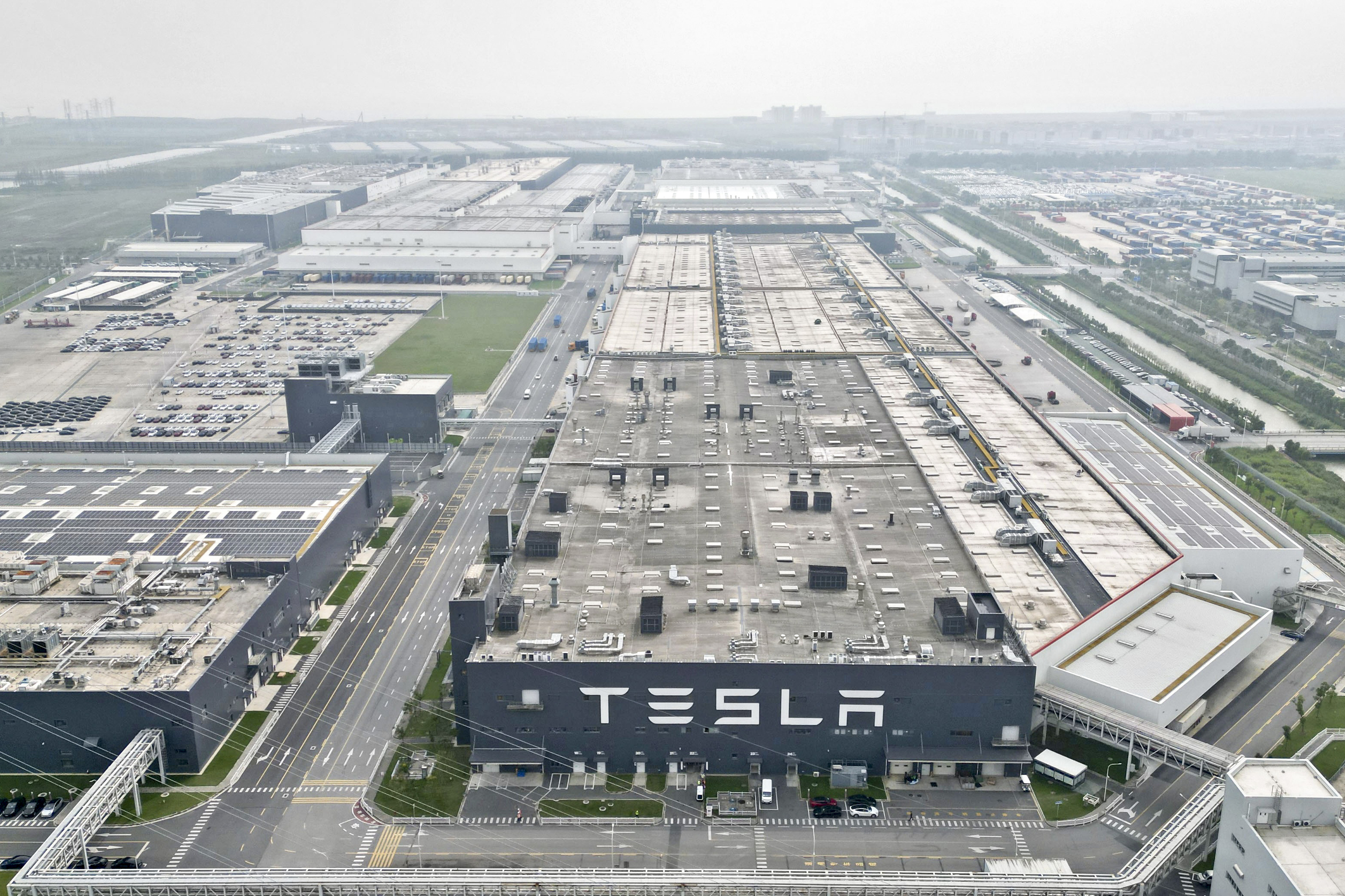 Tesla moves forward with a plan to build an energy-storage battery