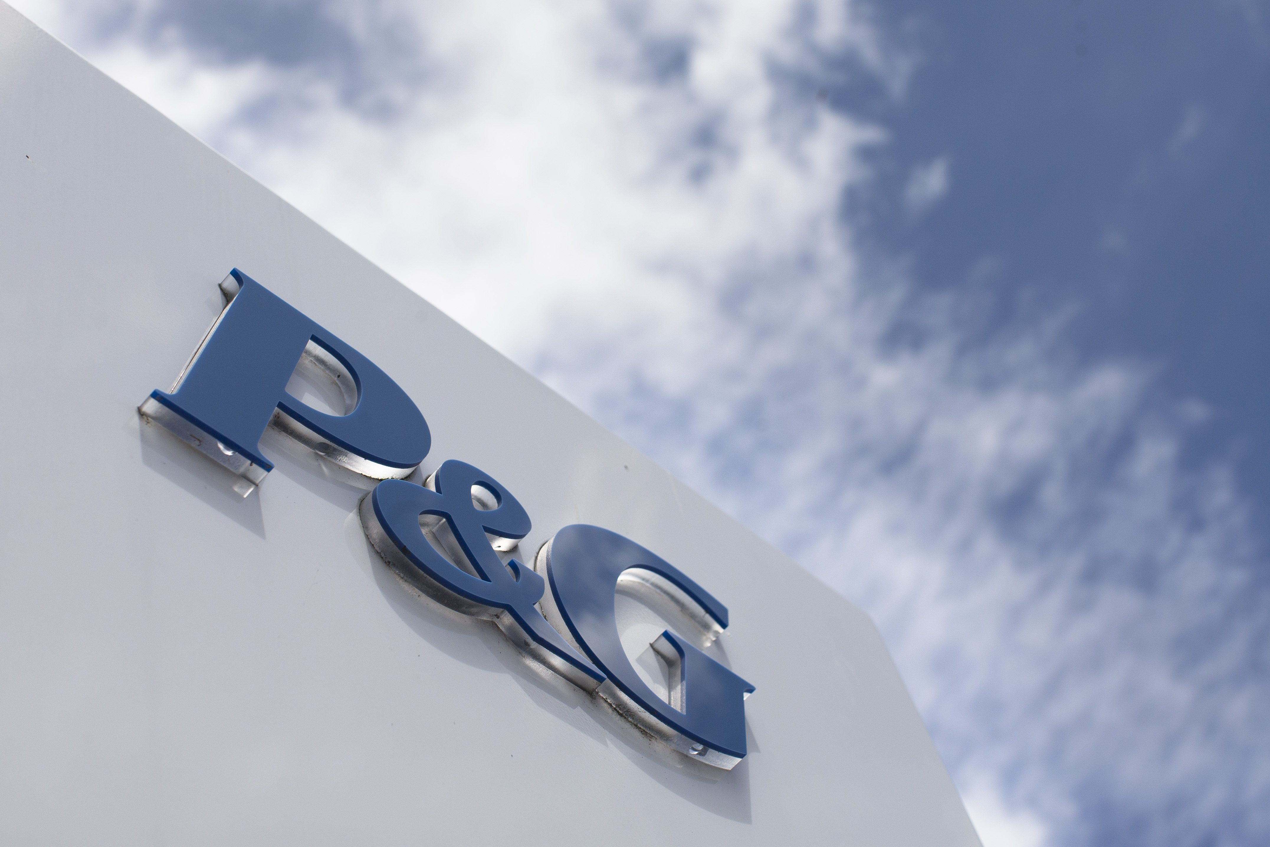 Procter & Gamble to sell off half its brands