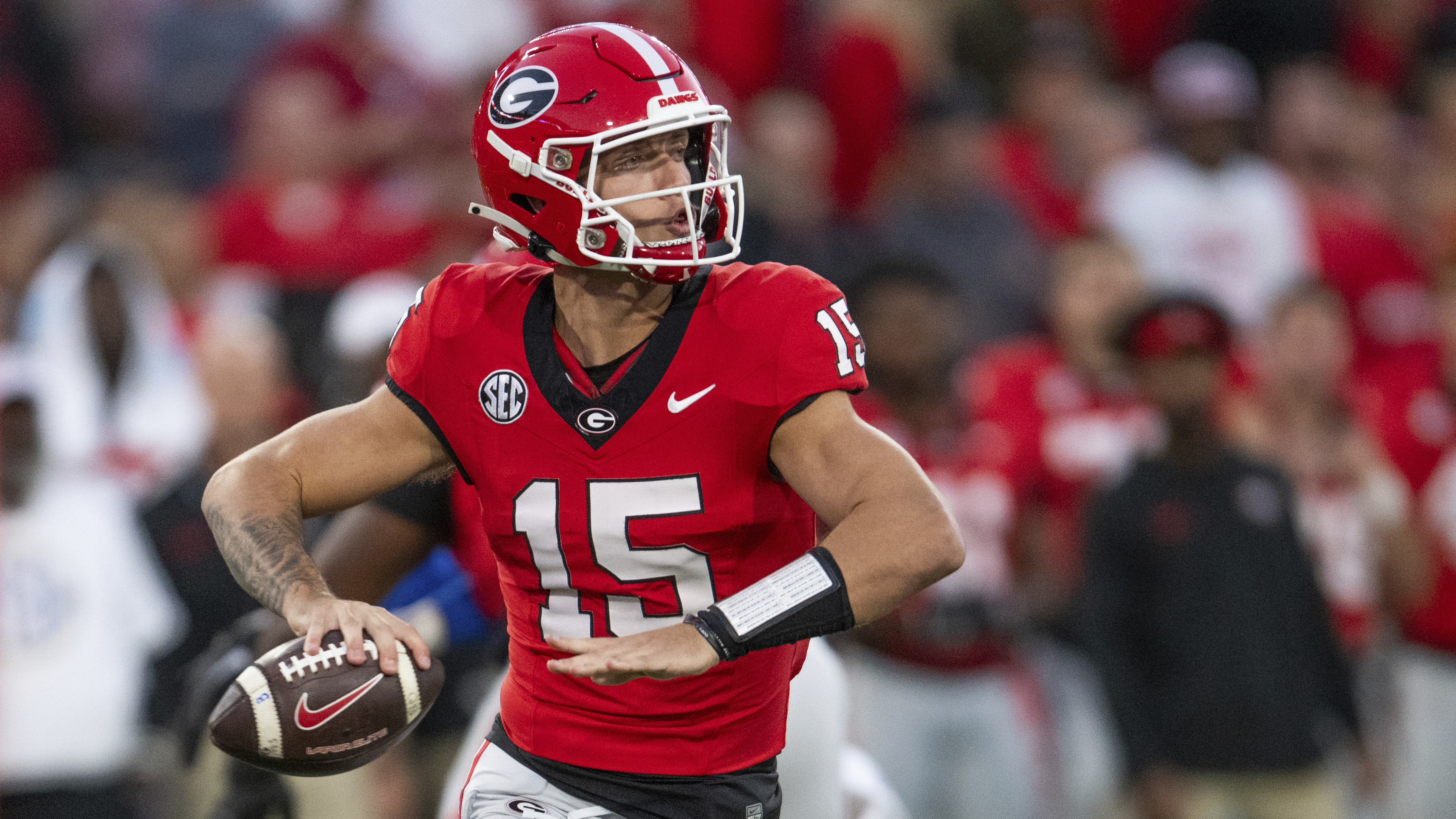 Beck, Bowers pace No. 1 Georgia's offensive attack in dominant victory over No. 20 Kentucky | AP News