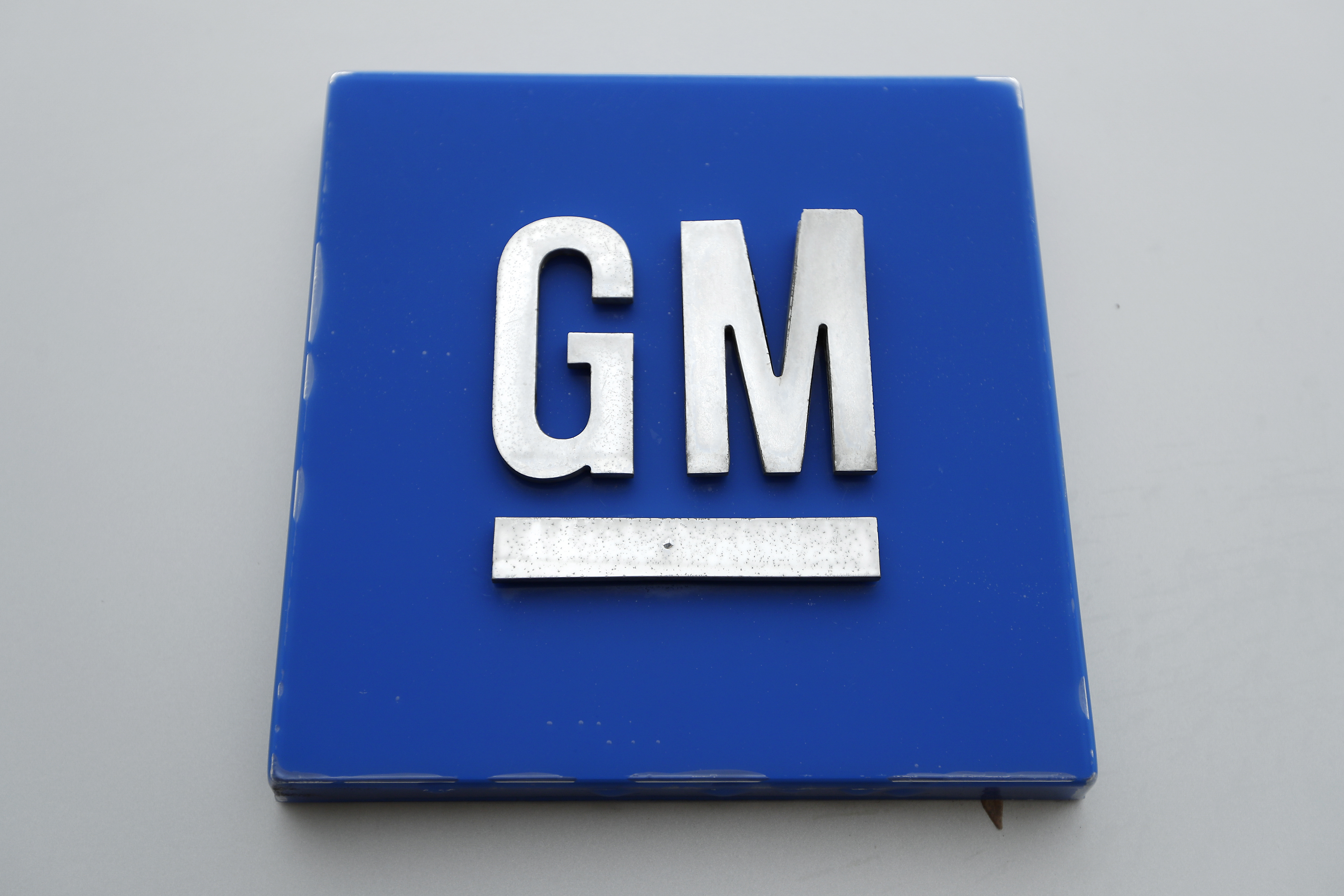 GM to cut 940 jobs, cease IT operations in Arizona