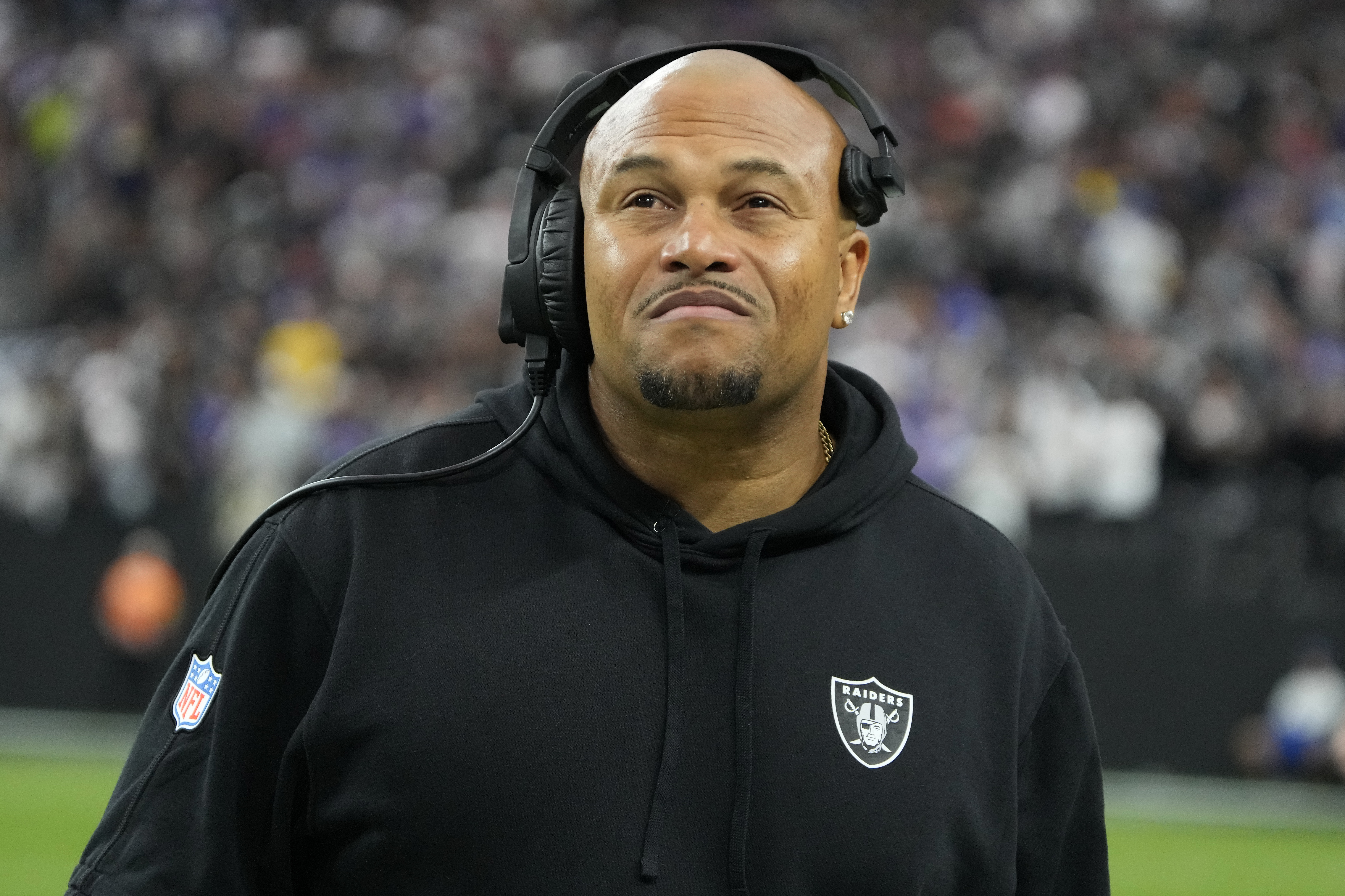 Raiders roll past Giants 30-6 to give Antonio Pierce a win in his debut as  interim coach | AP News