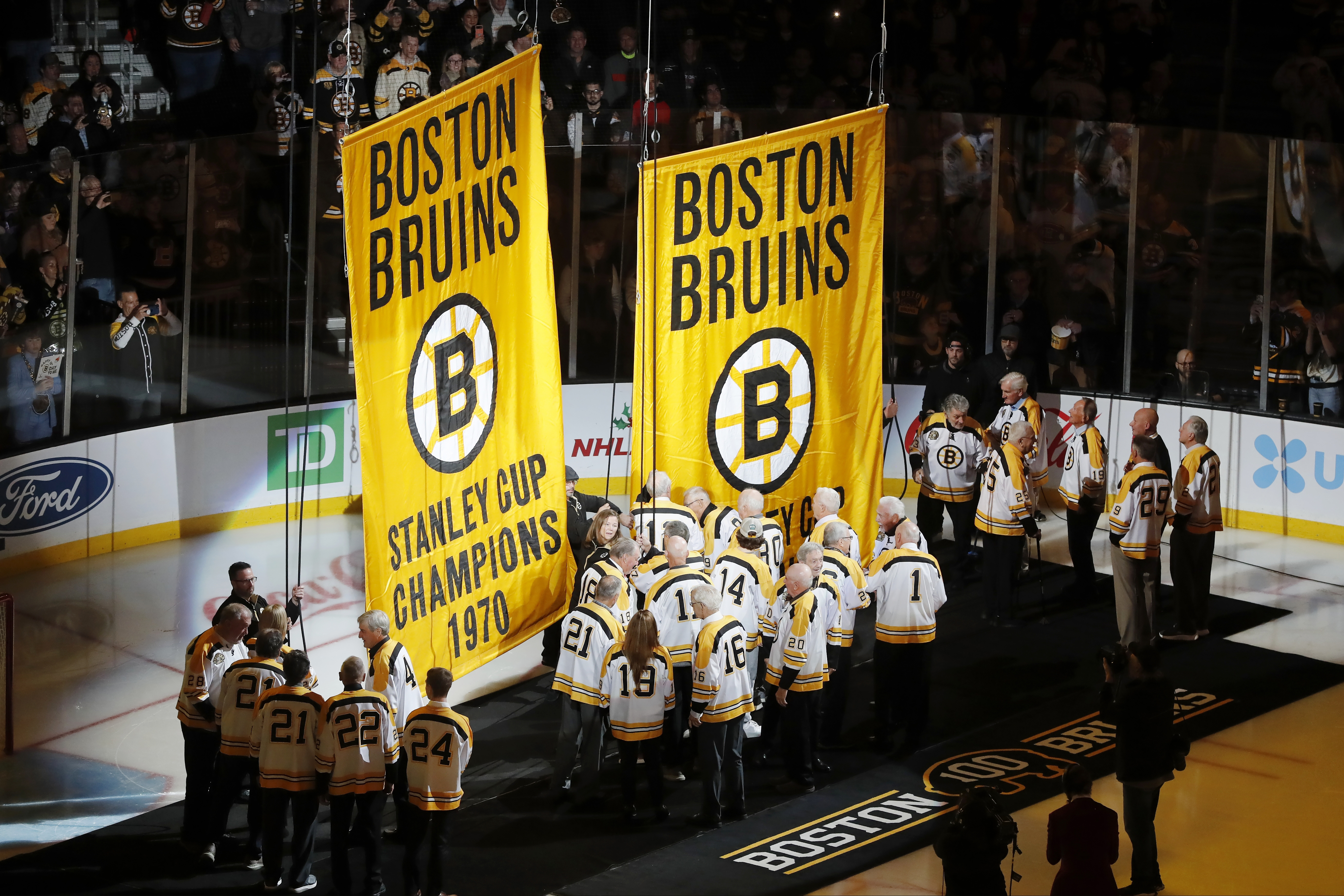 NHL: Bruins raise banner for 2011 Stanley Cup title