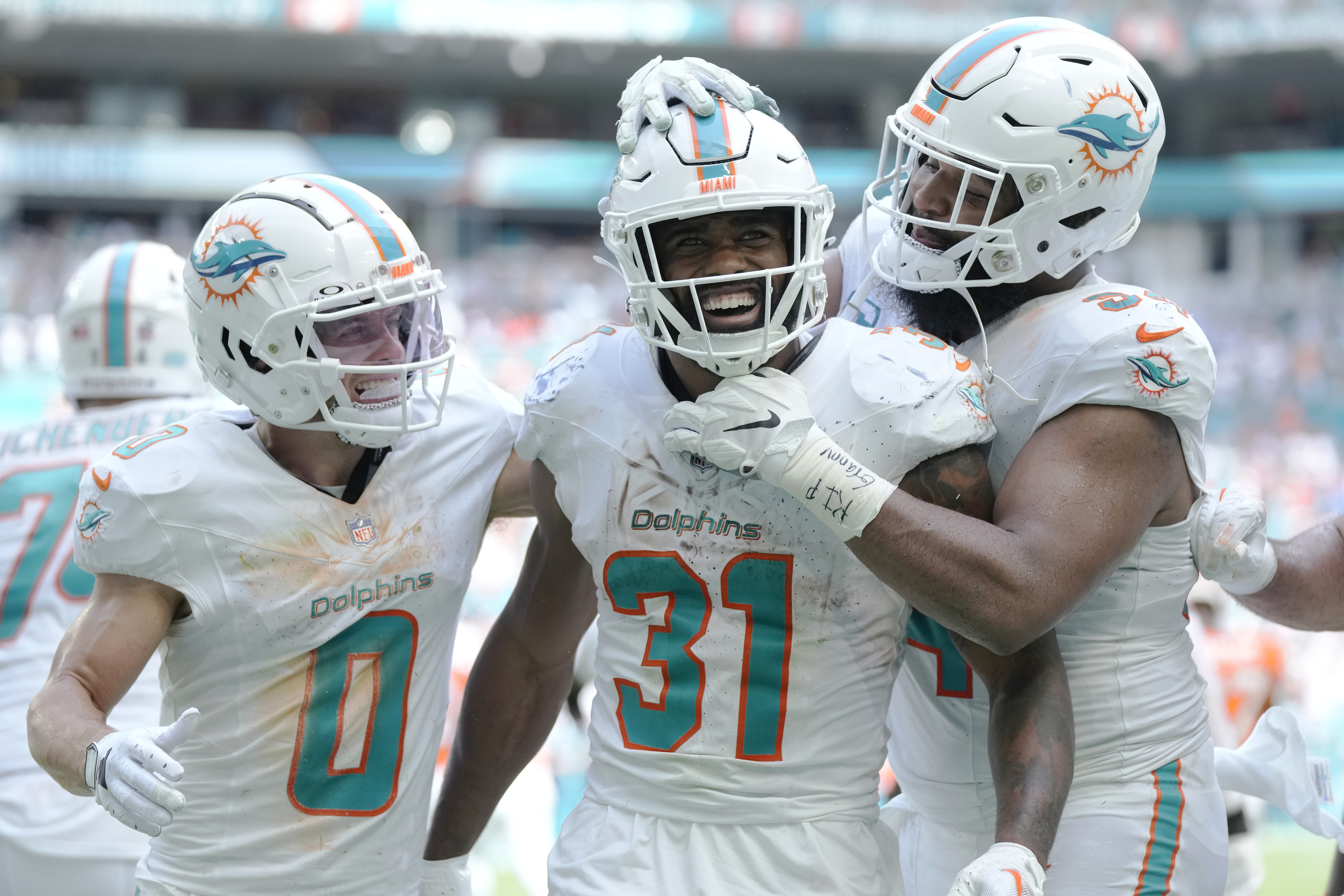 Tua & Hill continue to dominate rivals as Dolphins win big vs Commanders