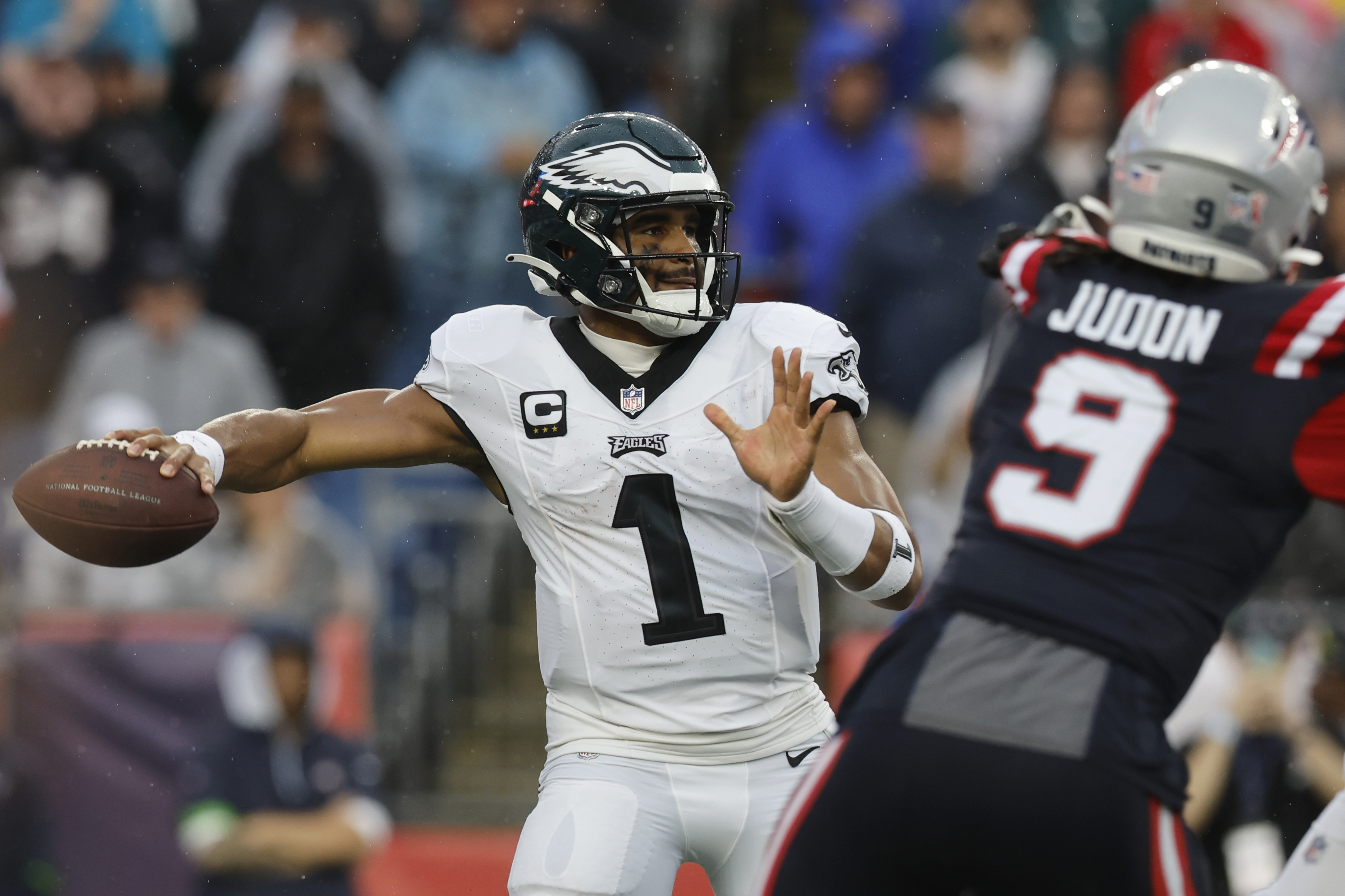 Jalen Hurts Eagles build early lead hang on to beat Patriots 25