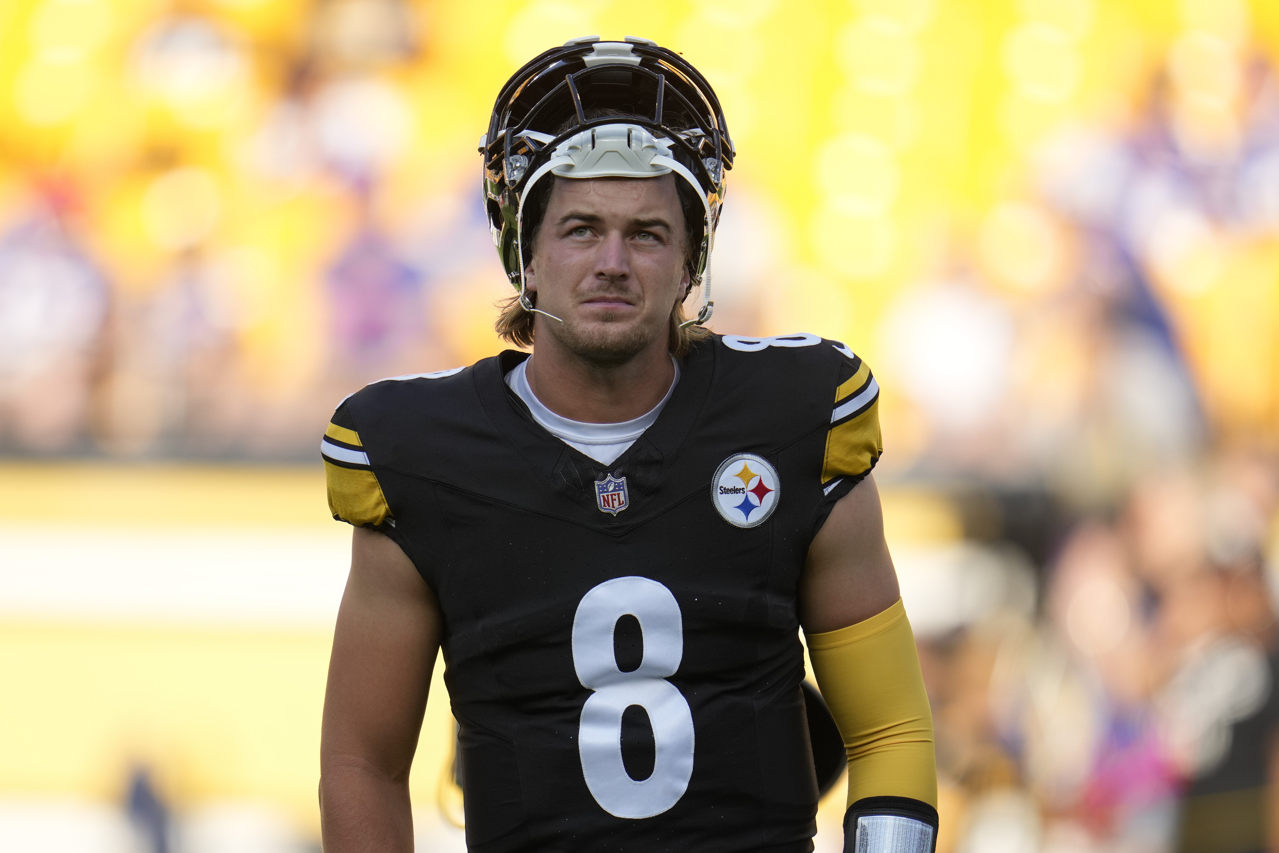 Steelers' Pickett began his rookie season avoiding spotlight. Entering Year  2, it's shining on him. | AP News