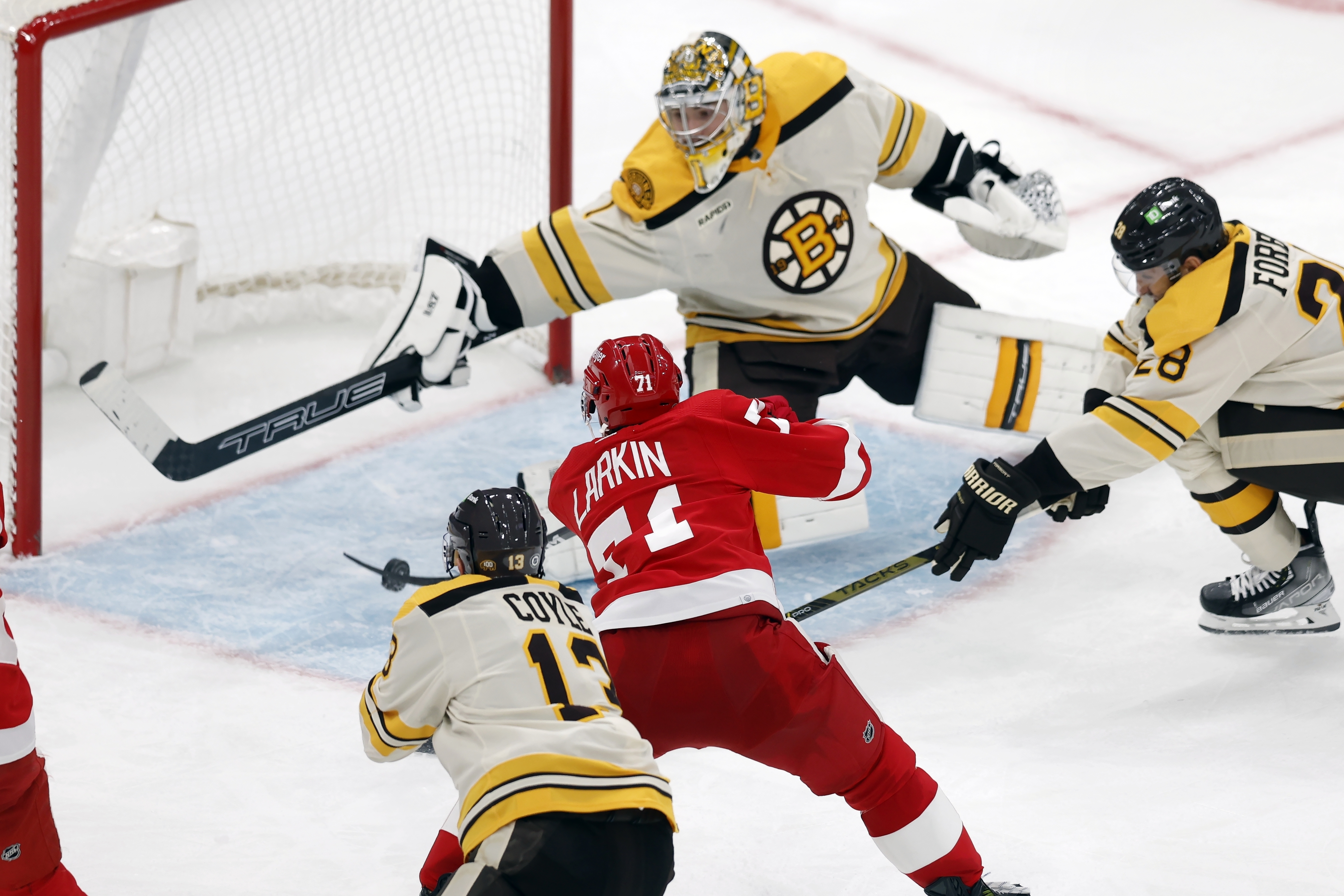 NHL scores 2016: Red Wings, Flyers combine to push Bruins outside