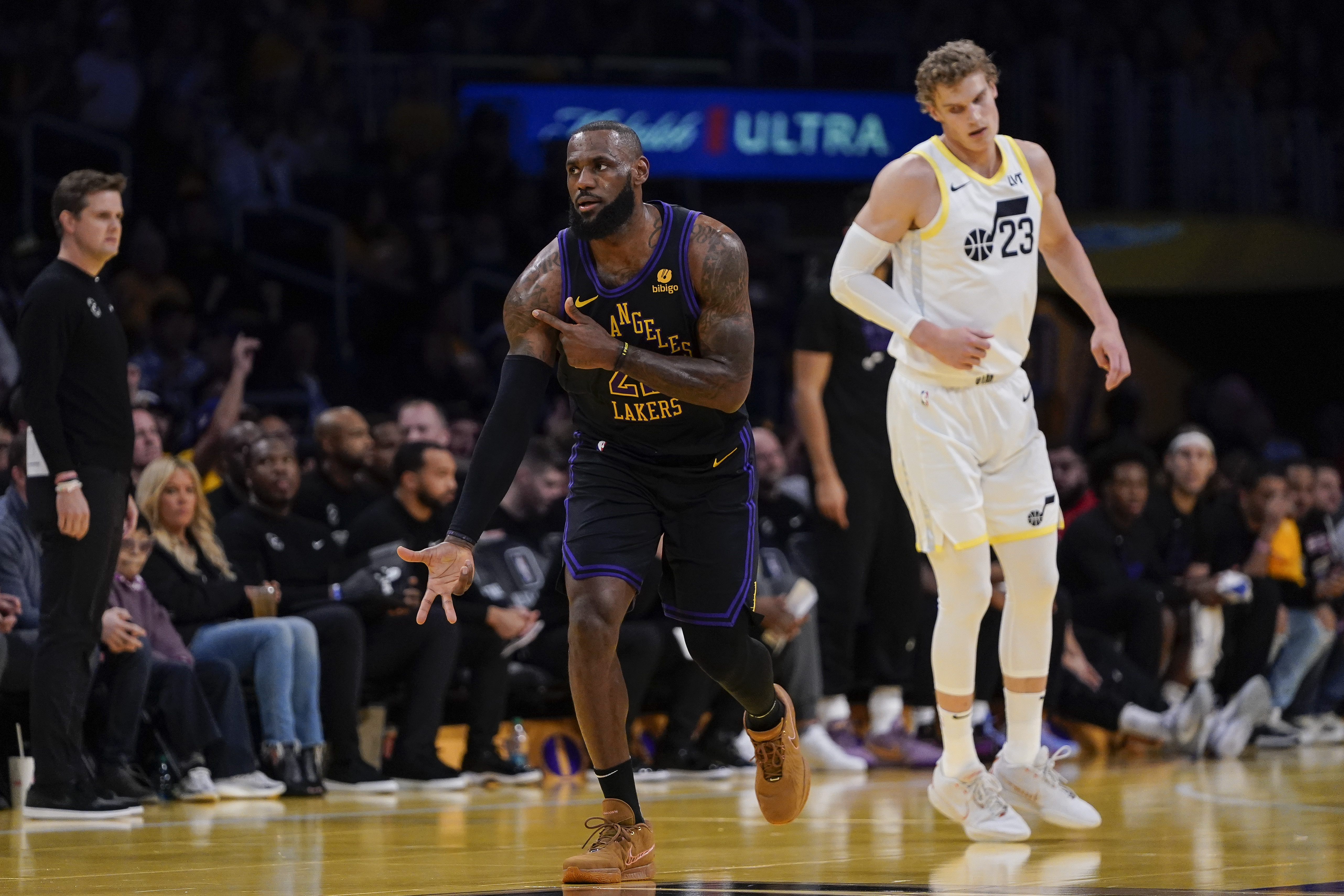 LeBron scores 39,000th point, Lakers complete sweep of tourney