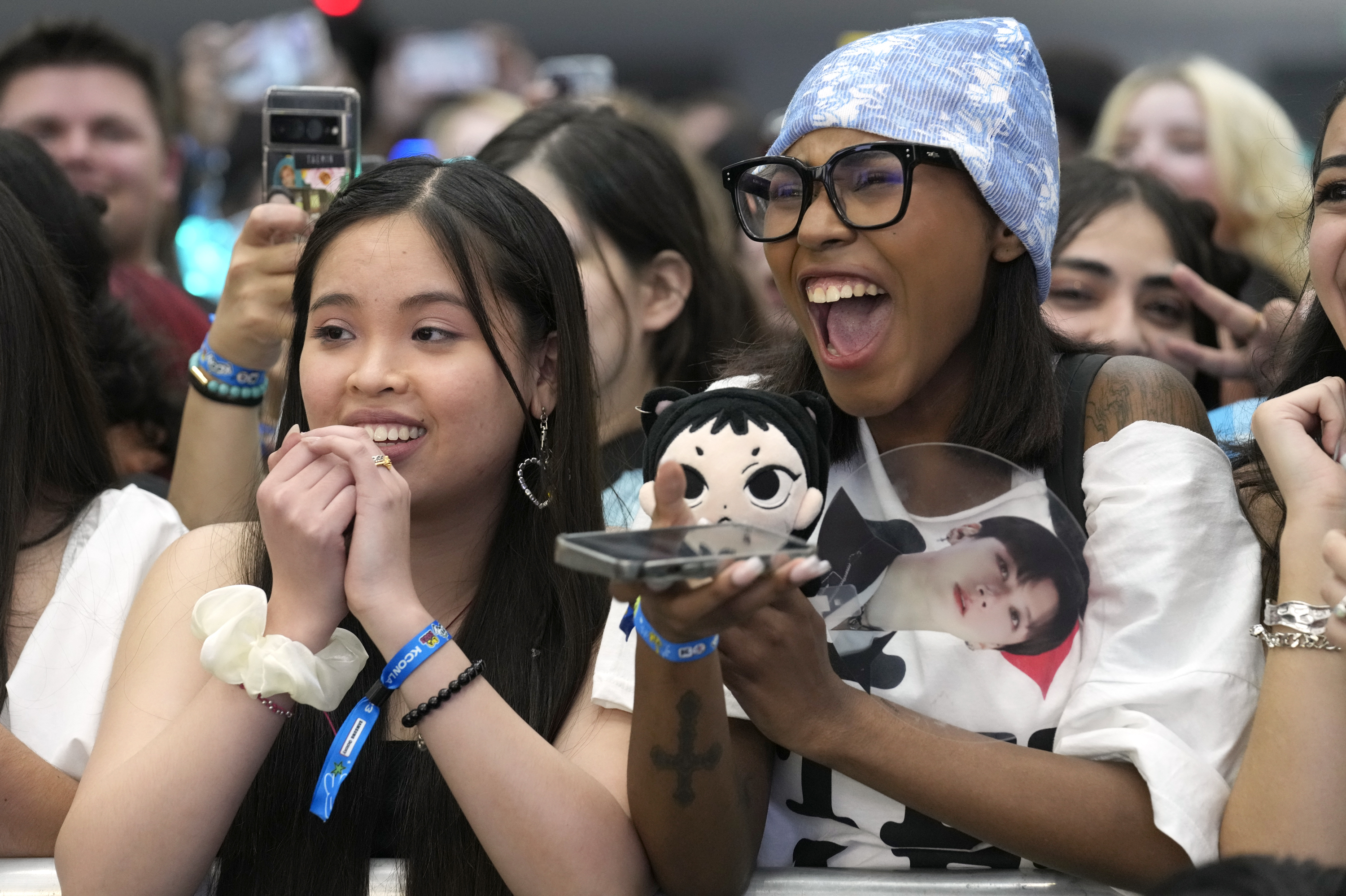 K-pop act Twice draws swarms of fans during L.A. pop-up appearance - Los  Angeles Times