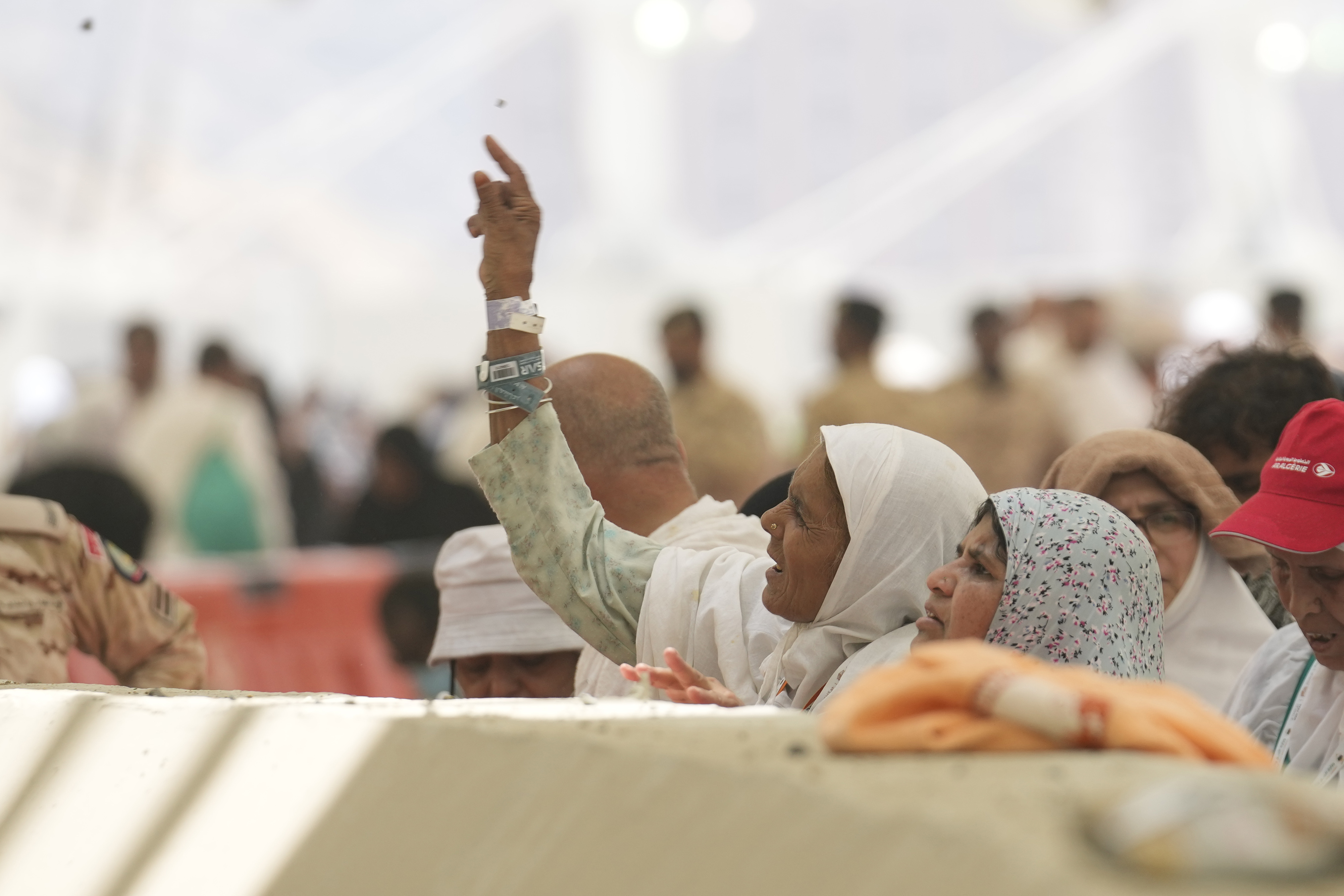 Peregrinos musulmanes reanudan la lapidación simbólica del diablo bajo un  calor sofocante | AP News