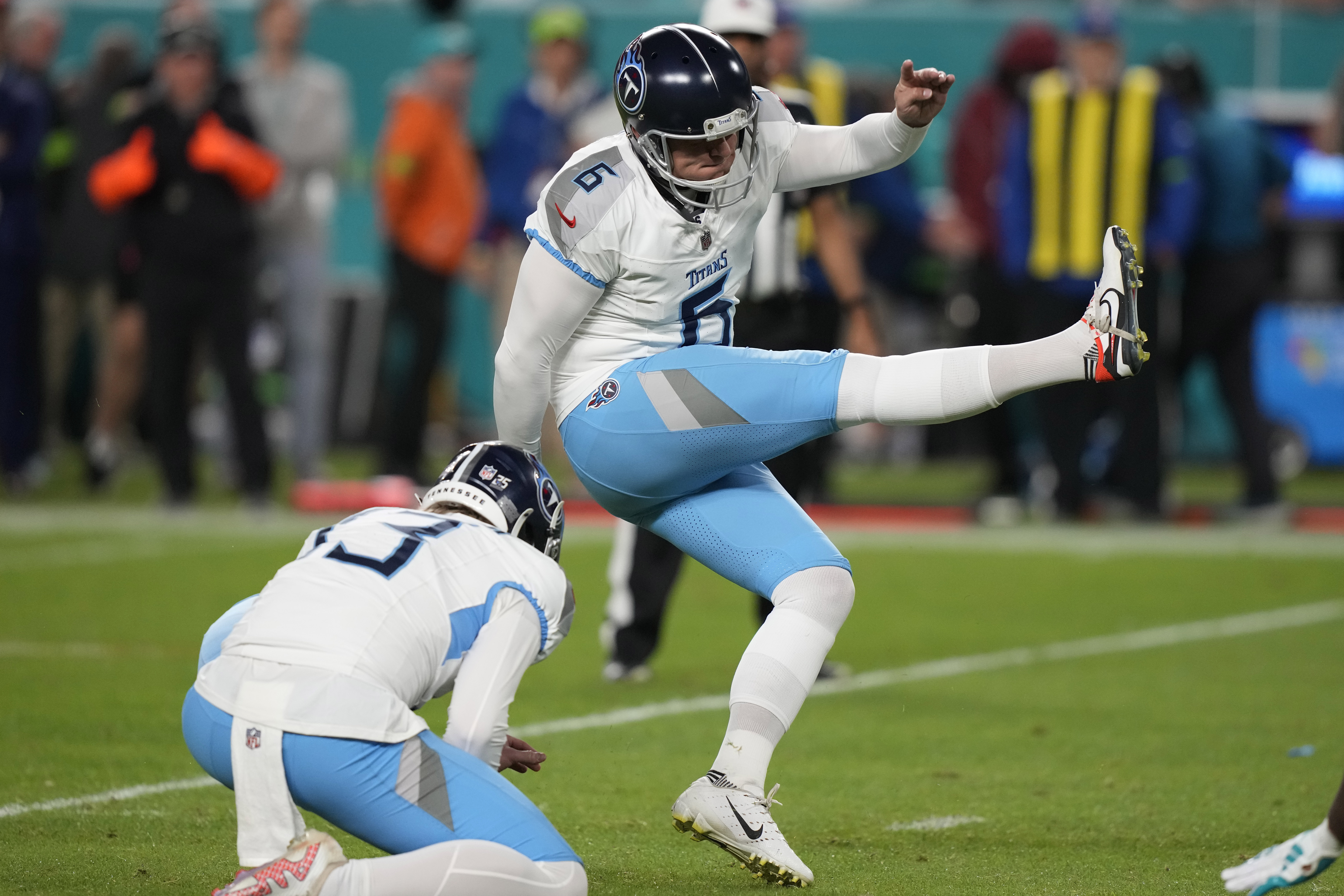 The Titans are keeping veteran kicker Nick Folk after franchise-record  season | AP News