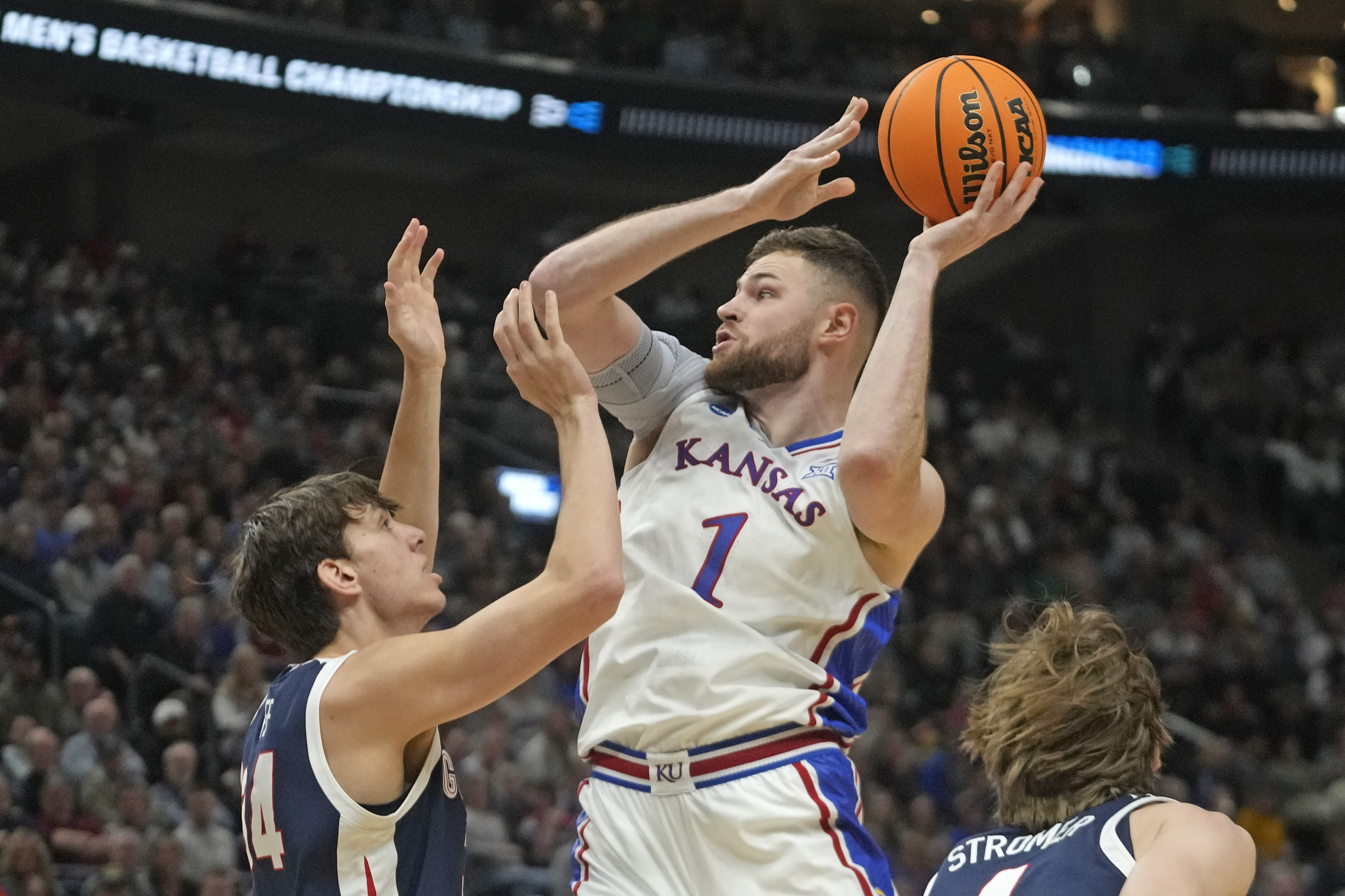 Hunter Dickinson announces his return to KU; UCLA signs Tyler Bilodeau from  portal | AP News