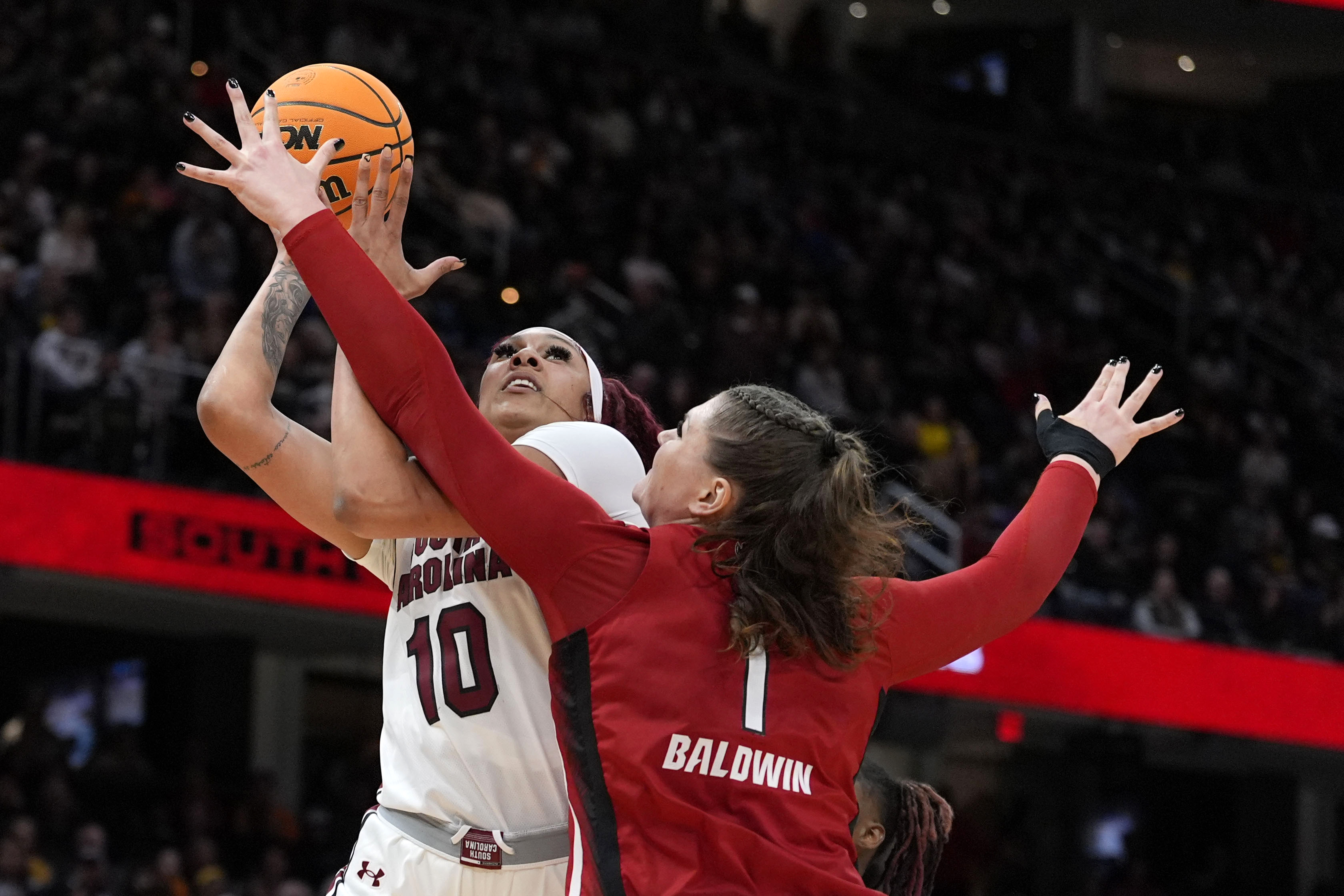 South Carolina's Kamilla Cardoso has injury scare in Final Four, scores 22  in 23 minutes | AP News